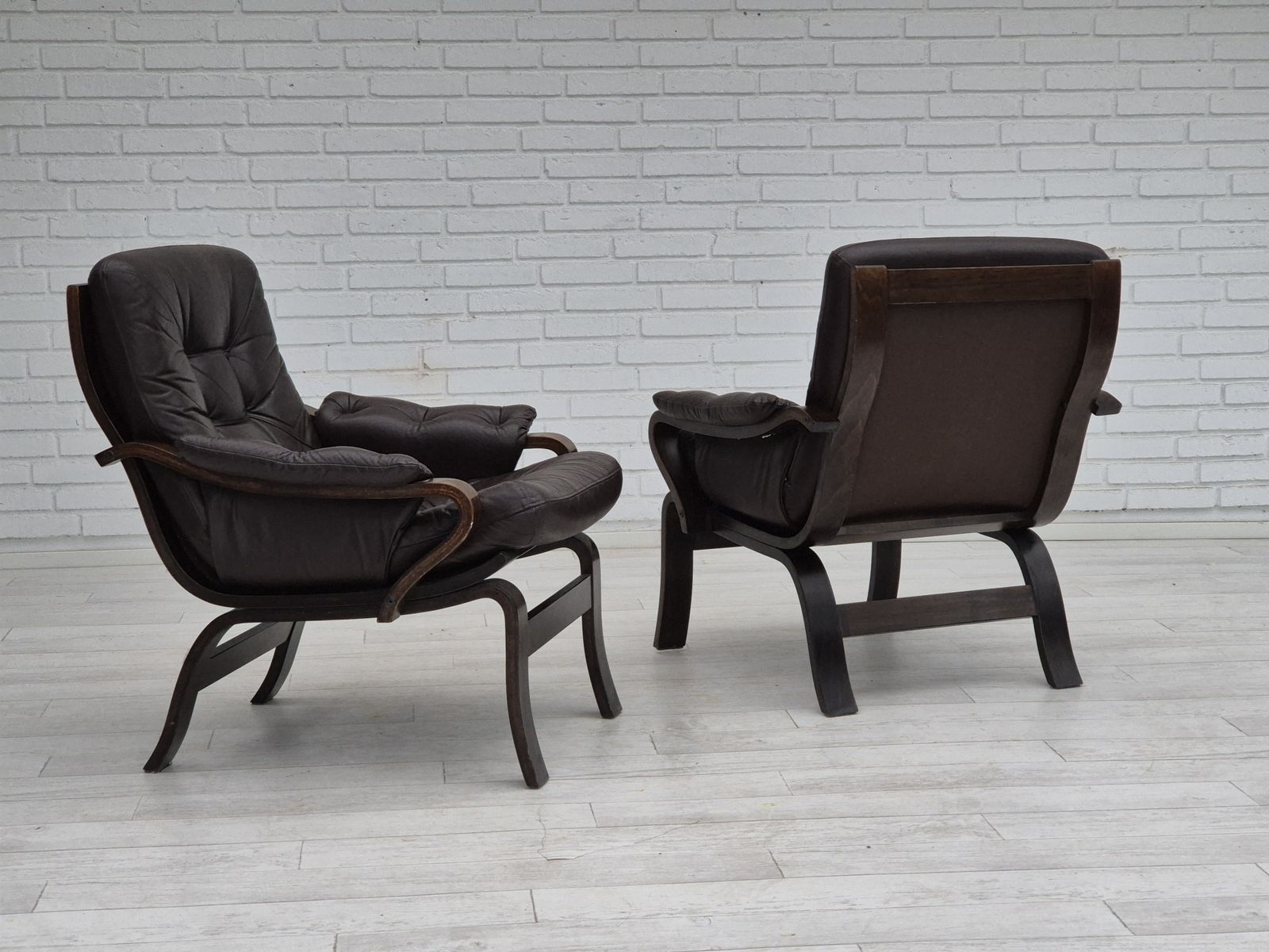 photo for sale Scandinavische Loungestoel Uit De Jaren 1970, In Goede Staat, Bruin Leer, Donker Gebogen Hout.