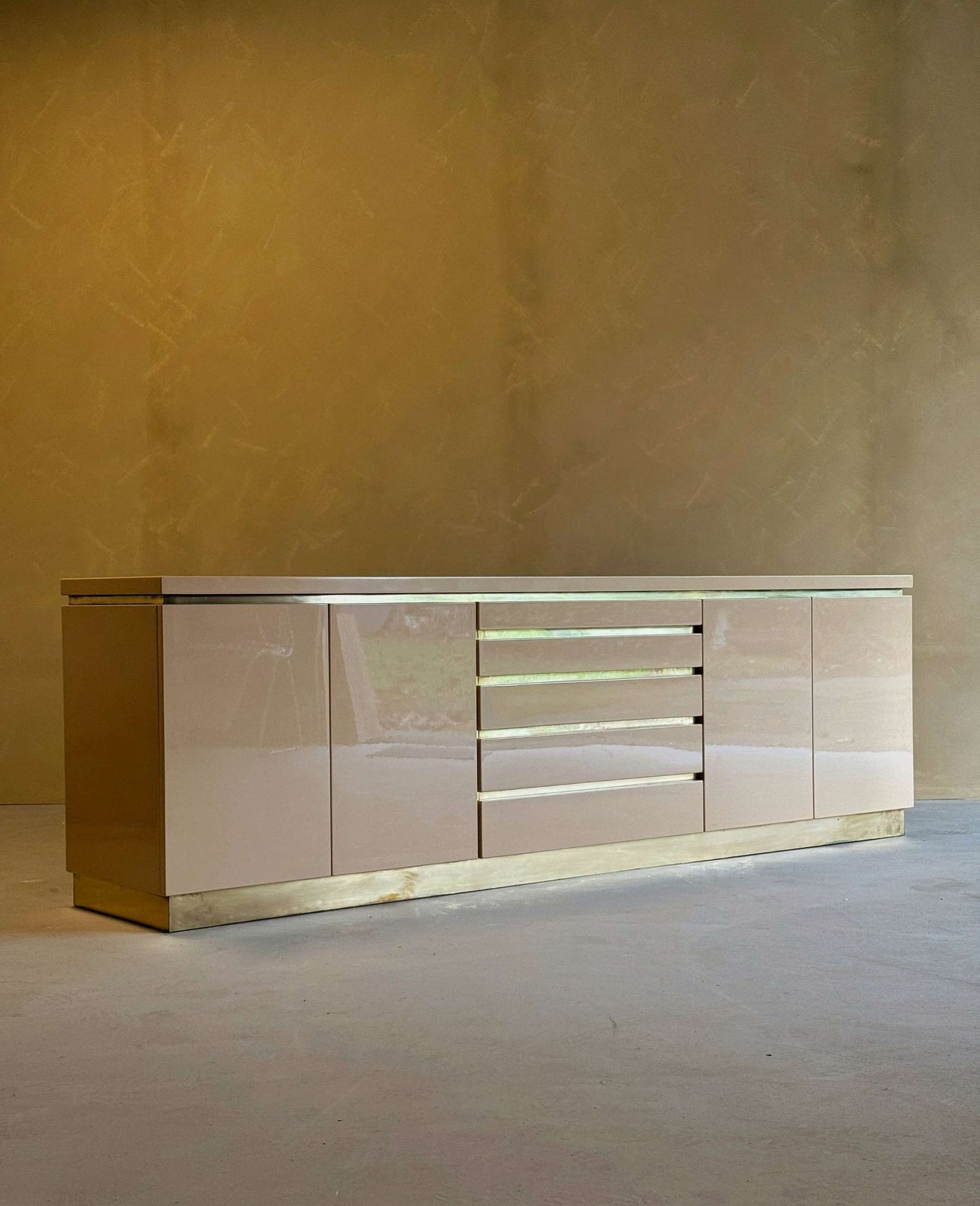 Crème Gelakt Dressoir Met Messing Details Van Jean Claude Mahey, Frankrijk photo furniture