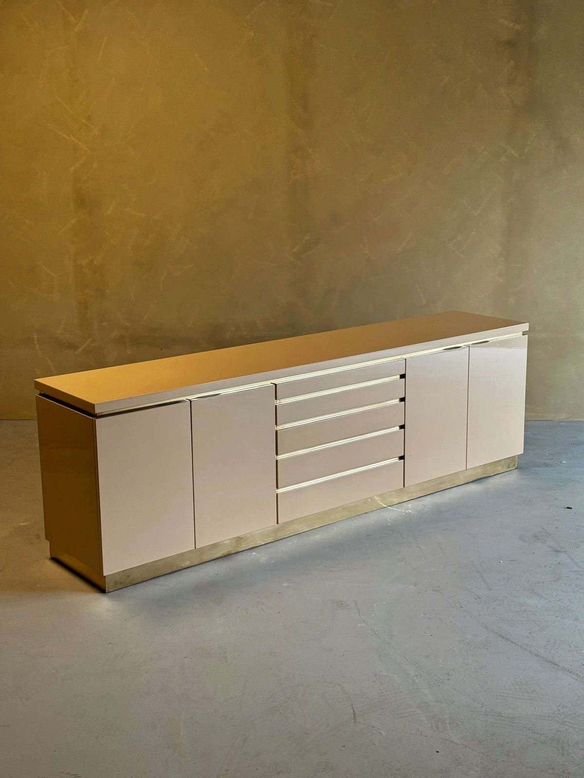 Crème Gelakt Dressoir Met Messing Details Van Jean Claude Mahey, Frankrijk photo for sale