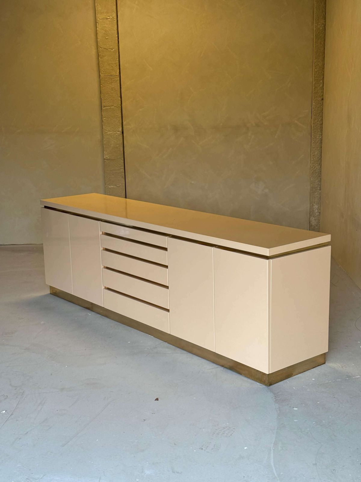 4068.0 Crème Gelakt Dressoir Met Messing Details Van Jean Claude Mahey, Frankrijk photo
