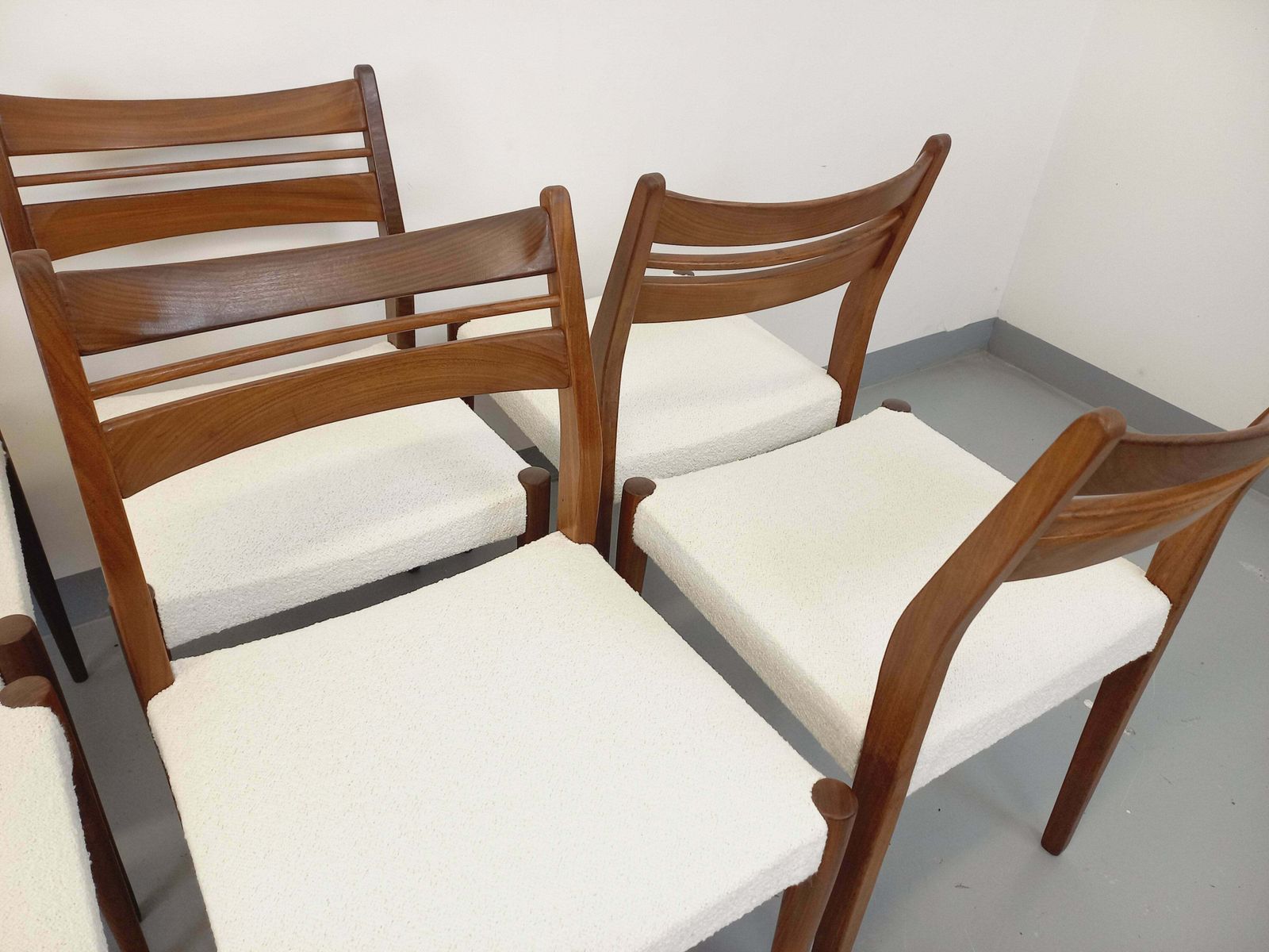 6 Scandinavaanse stoelen in teak en bouclé stof photo 1605.0