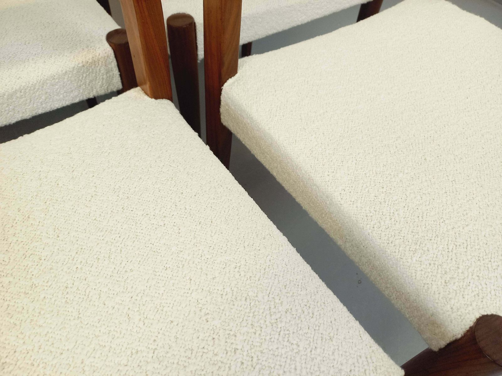 6 Scandinavaanse stoelen in teak en bouclé stof photo buy