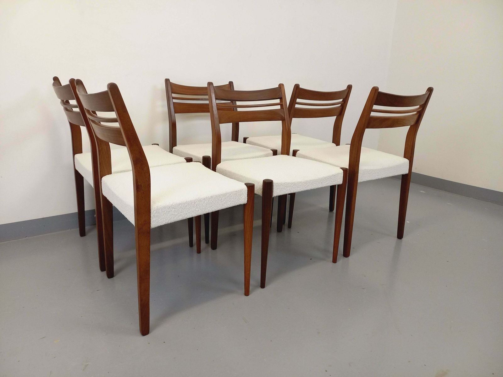 Meubels 6 Scandinavaanse stoelen in teak en bouclé stof photo