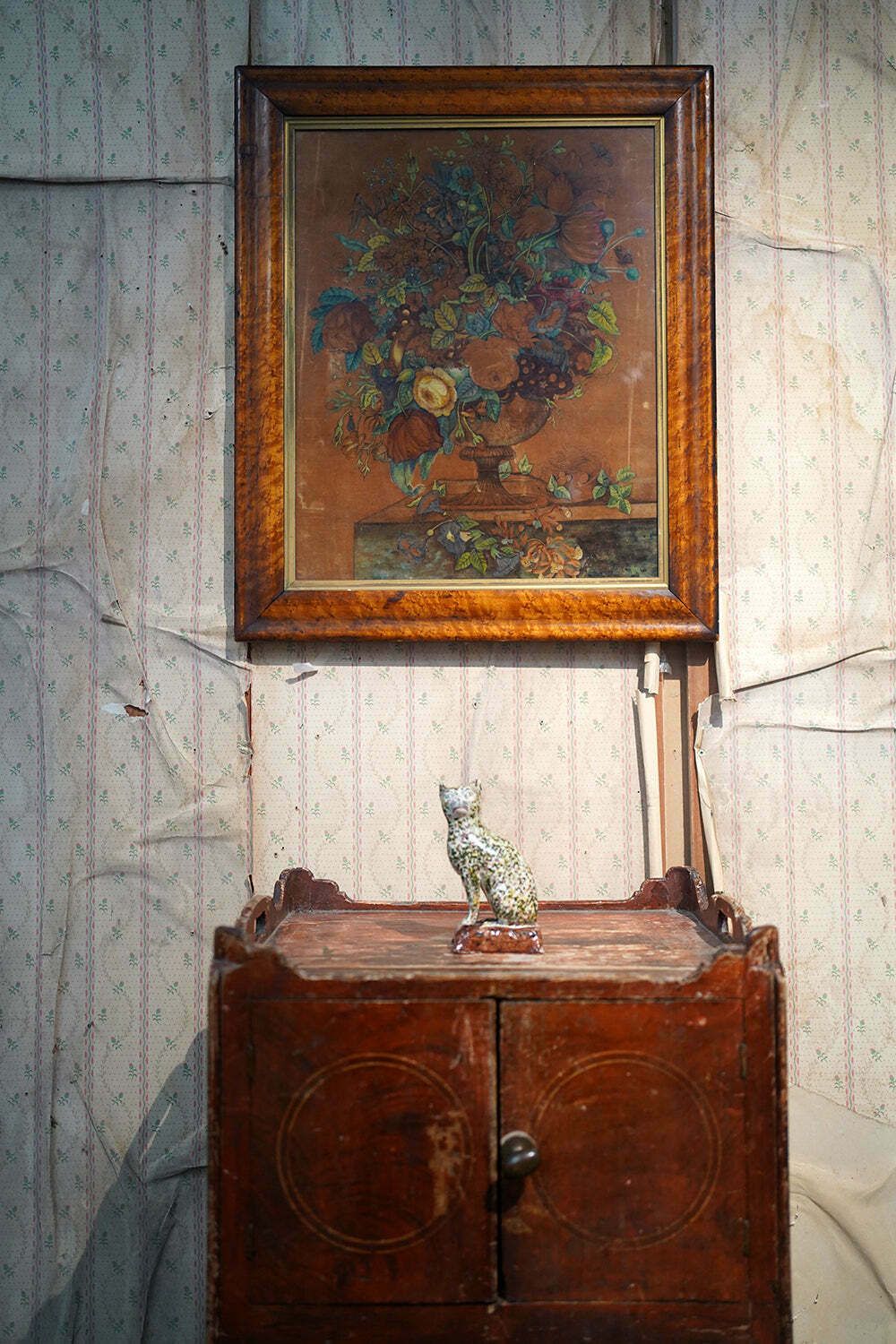 photo vintage A Mid 19thc Victorian Period Floral Still Life Velvet Painting C.1850