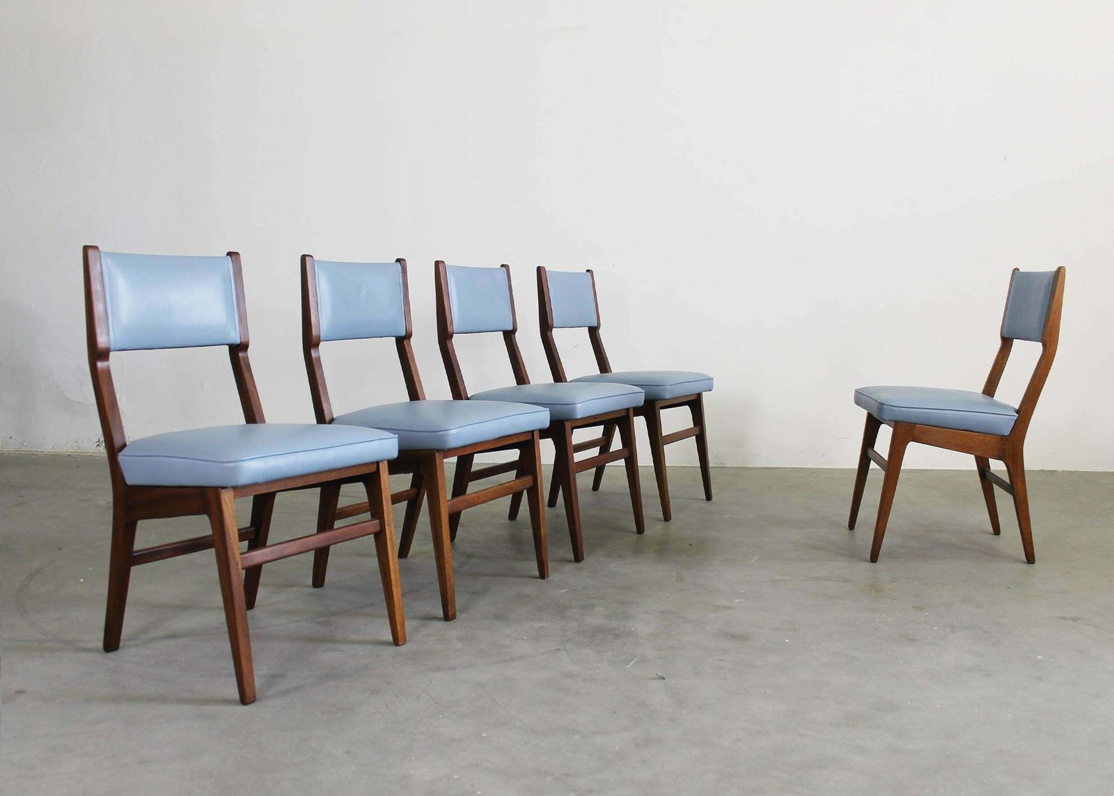 Gio Ponti (Attributed To) Set Of Five Chairs In Wood And Leather By Isa Bergamo photo vinterior