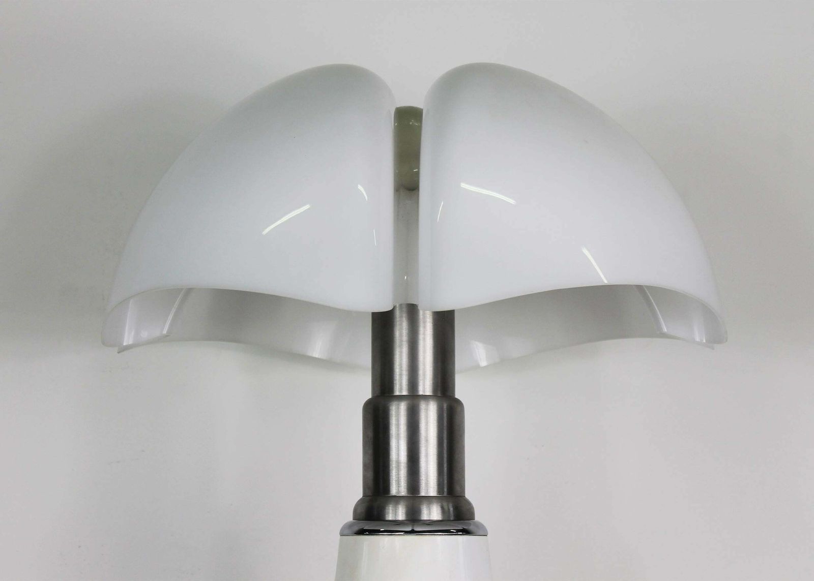 Gae Aulenti White Pipistrello Table Or Floor Lamp By Martinelli Luce 1965 photo 2788.0