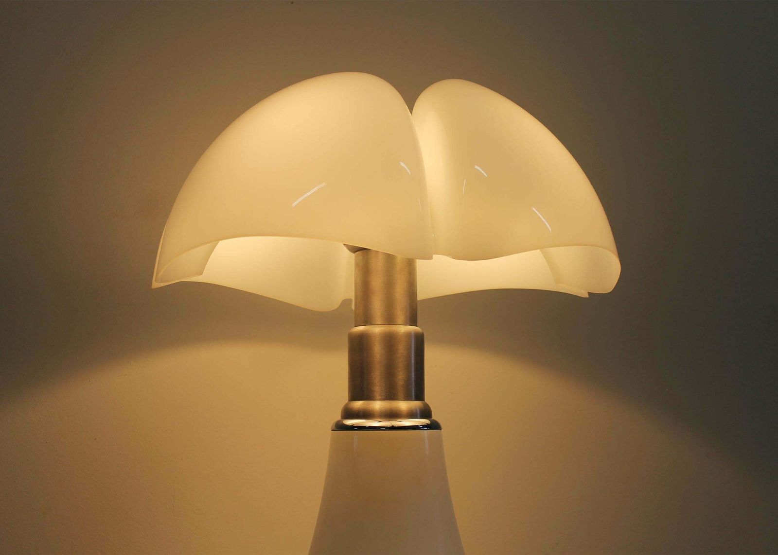 Gae Aulenti White Pipistrello Table Or Floor Lamp By Martinelli Luce 1965 photo vintage