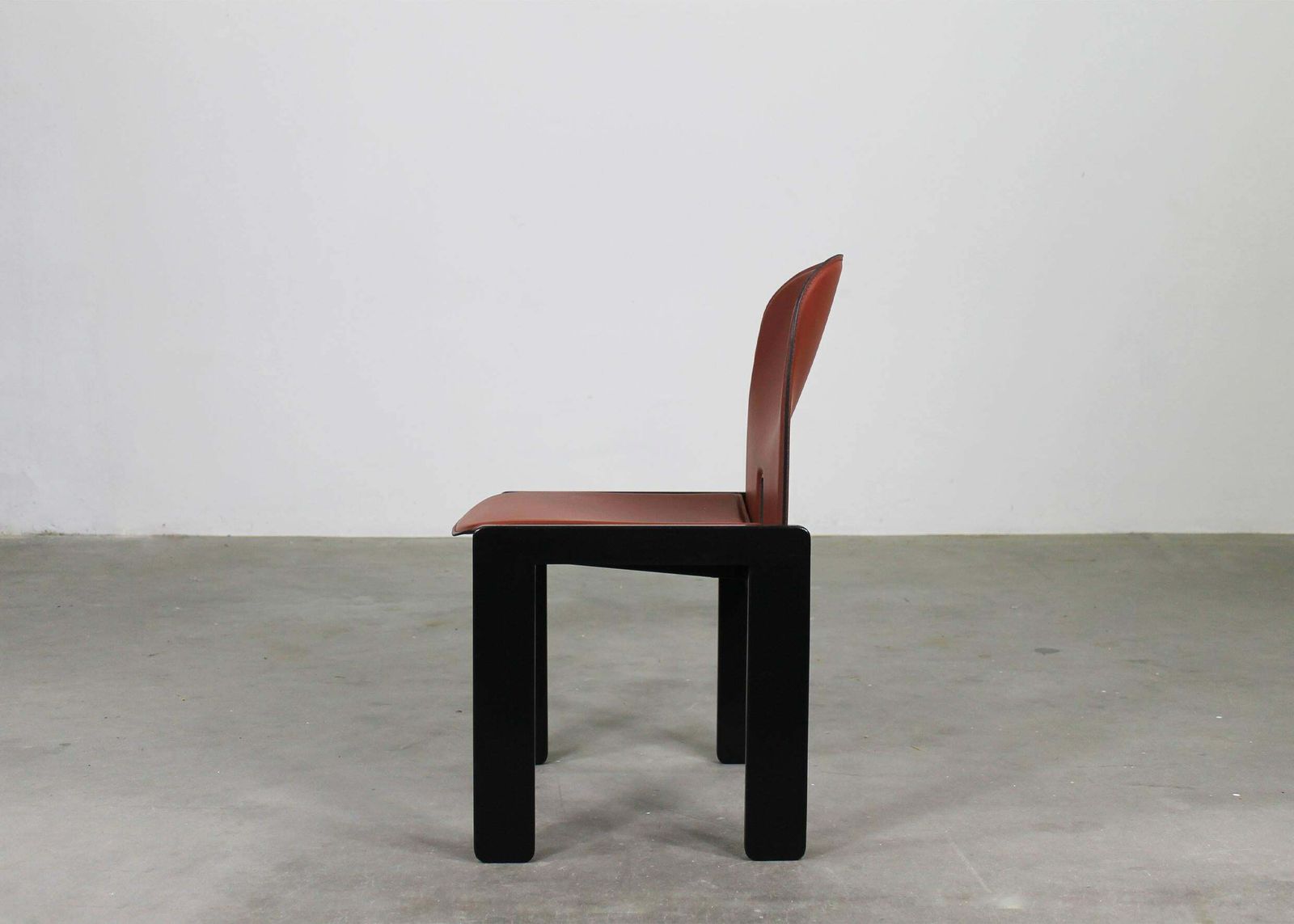 Furniture Tobia & Afra Scarpa Set Of Eight 121 Chairs In Wood And Leather By Cassina 1970s photo