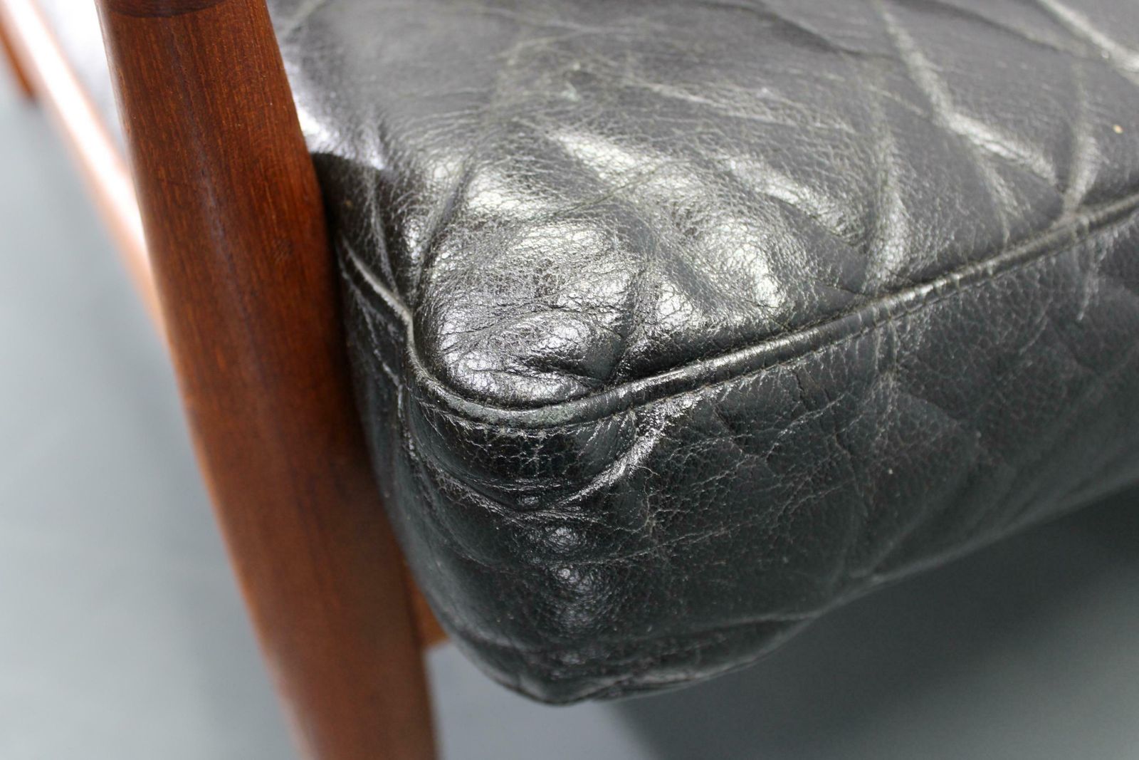 photo vinterior 1960s Kai Kristiansen Paper Knife 3 Seater Teak Sofa In Leather , Denmark