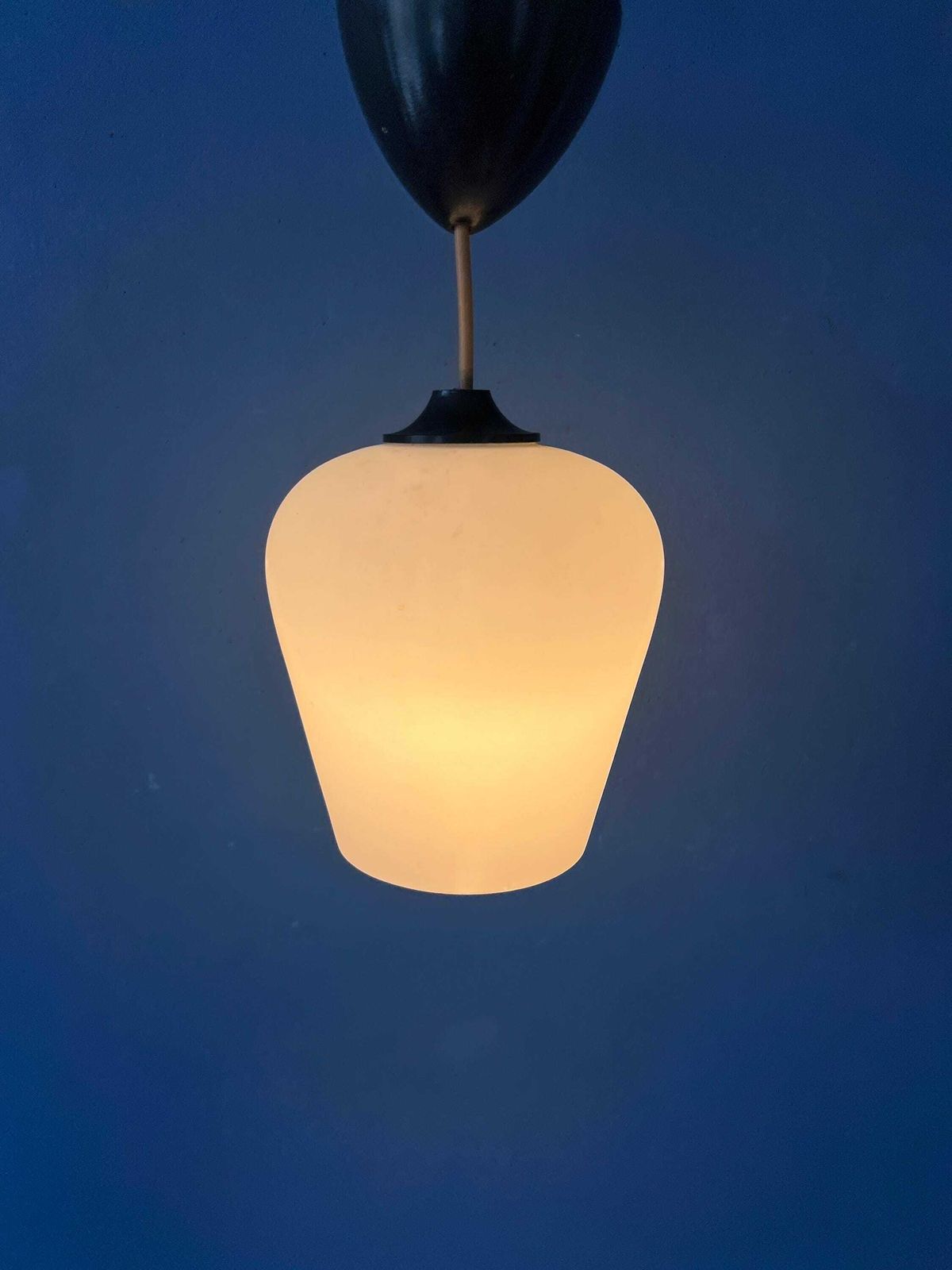 Kleine Mid Century Hanglamp Van Opaalkleurig Glas In Omgekeerde Tulpvorm photo furniture
