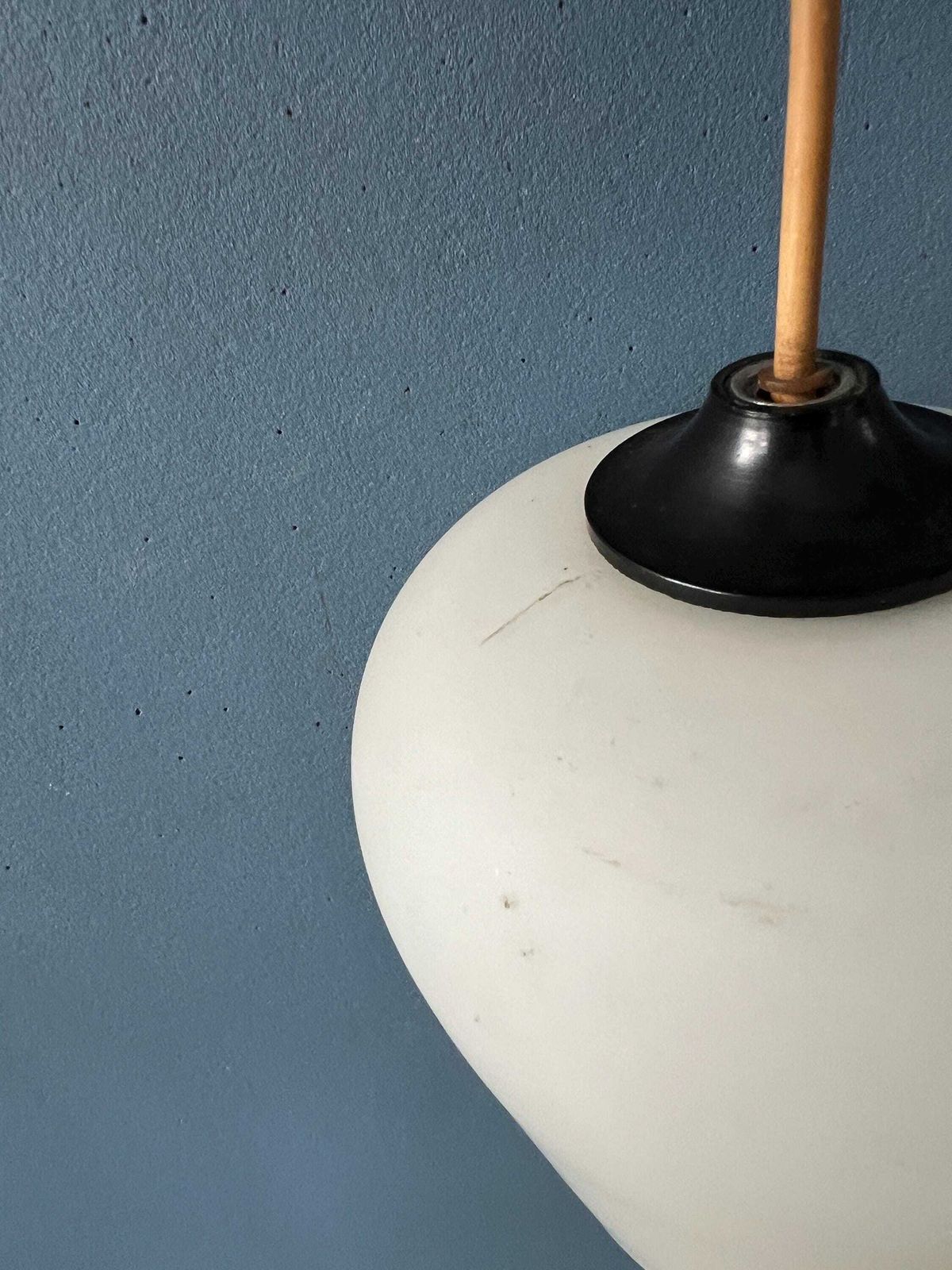 photo for sale Kleine Mid Century Hanglamp Van Opaalkleurig Glas In Omgekeerde Tulpvorm