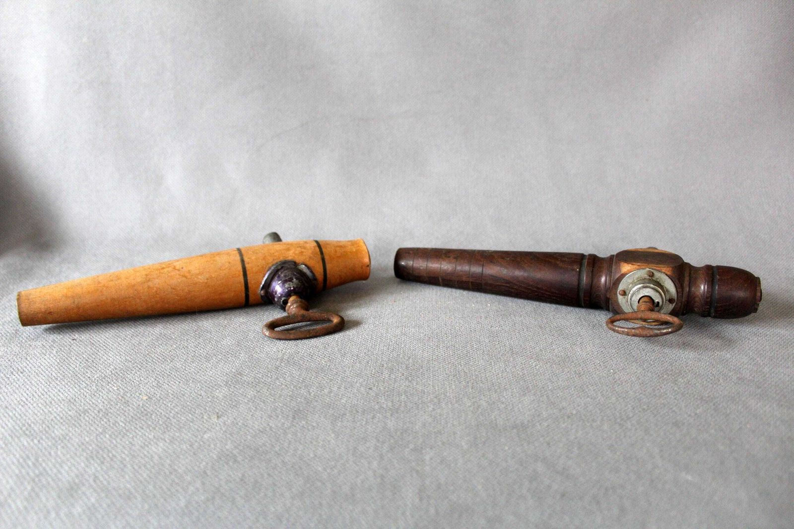 2 Vintage Houten Tapkranen, Wijnvat, Biervat, Fust, Metaal Sleutelmechanisme, Le National Deposée, Frans, Landelijk, Cider, Kan photo buy