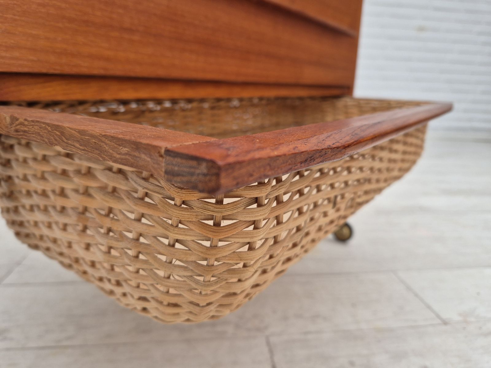 photo vintage 1970s, Danish Side Chest Of Drawers, Teak Wood, Rattan, Brass Wheels, Original Condition.