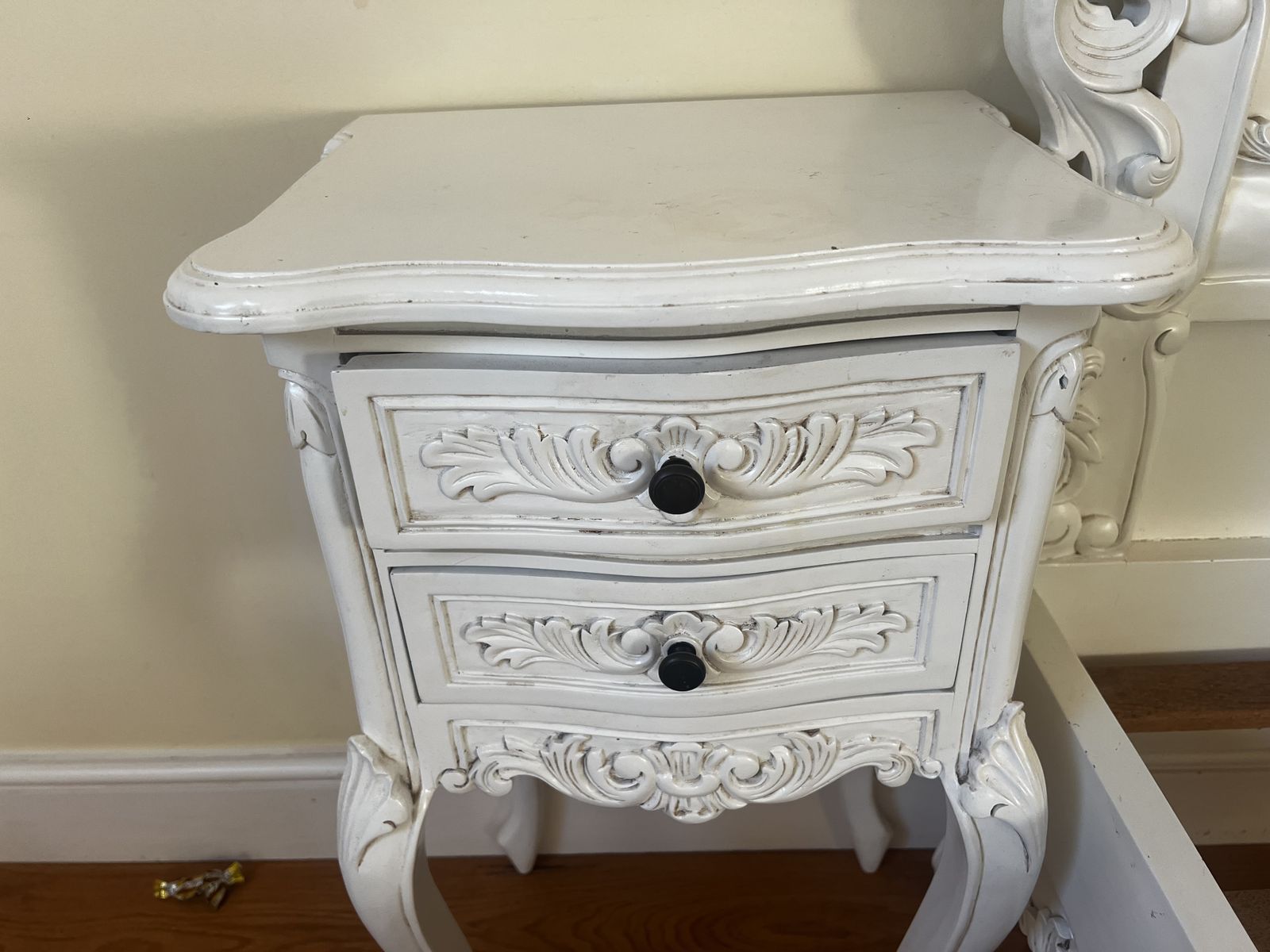 photo furniture Ornate French Style Rococo Off White Painted King Wooden Mahogany Carved Bed And Side Tables X 2