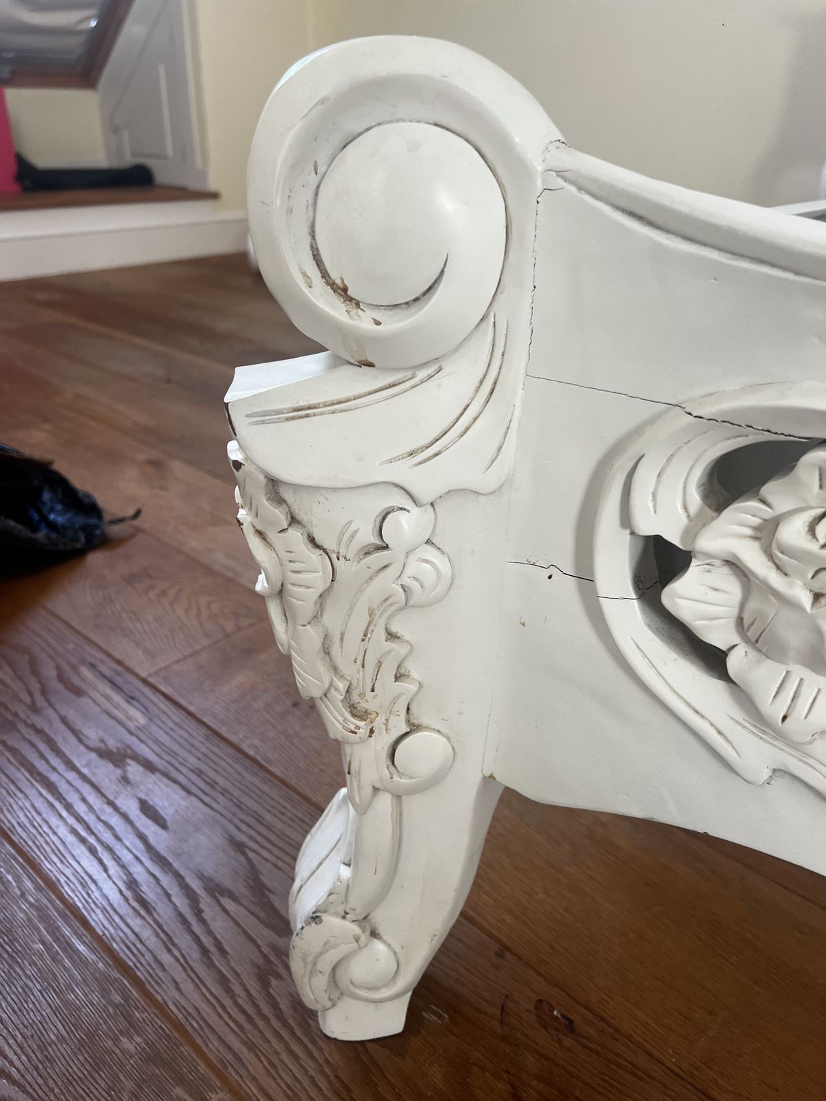 photo vinterior Ornate French Style Rococo Off White Painted King Wooden Mahogany Carved Bed And Side Tables X 2