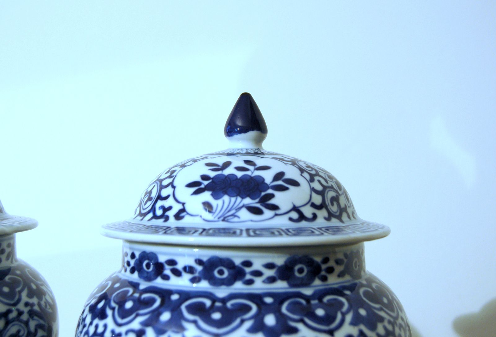 Pair Of Potiche Porcelain / China Marked Kangxi ( 1661 1722 ) Qing Dynasty 20th Century photo 500.0