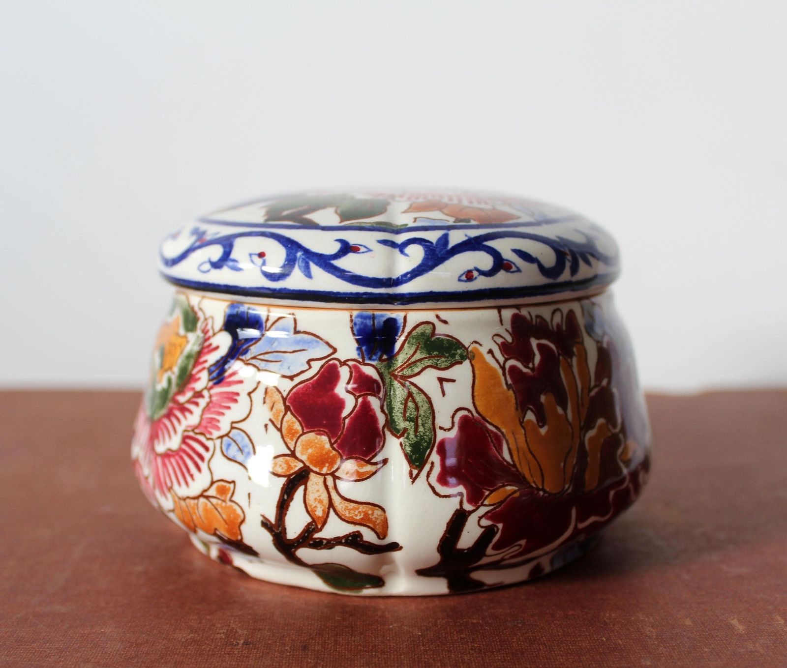 Vintage Frans Keramiek Gien Bonbonnière, Dekselbox, Grote Doos, Suikerpot, Sieradendoos, Frankrijk, Pioenrozen / Pivoine Ontwerp, Gesigneerd photo furniture
