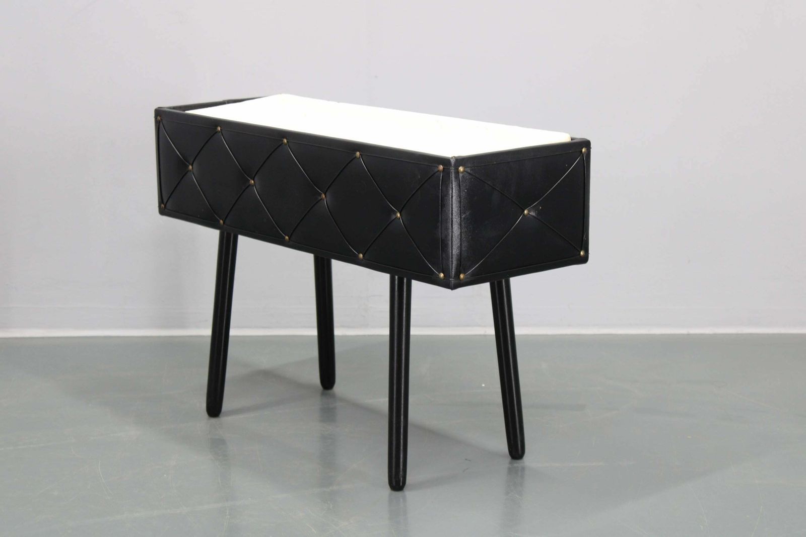 photo for sale Bloempot uit de jaren 1960 met kunstleren afwerking, Denemarken