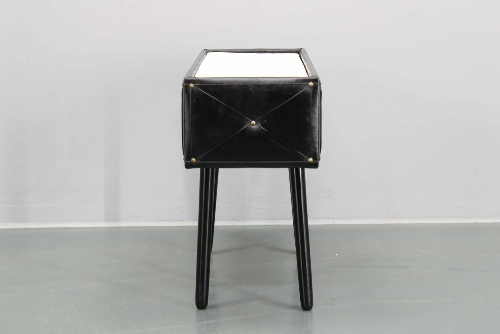 Woonaccessoires Bloempot uit de jaren 1960 met kunstleren afwerking, Denemarken photo