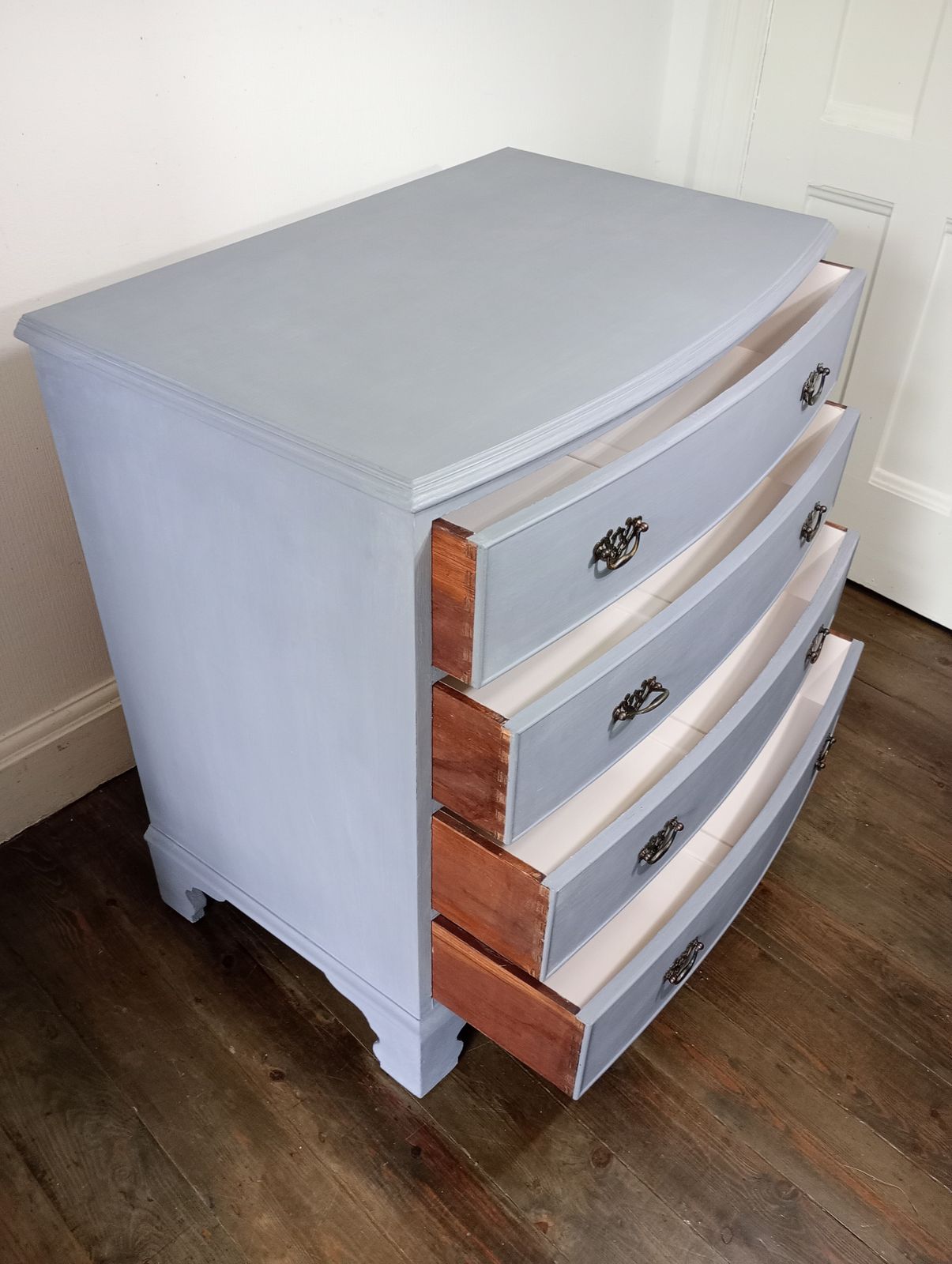 photo furniture Georgian Style Bow Fronted Chest Of Drawers