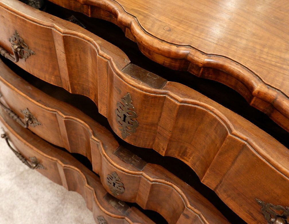 18th Century French Crossbow Front Chest Of Drawers In Walnutt, Aix En Provence photo for sale