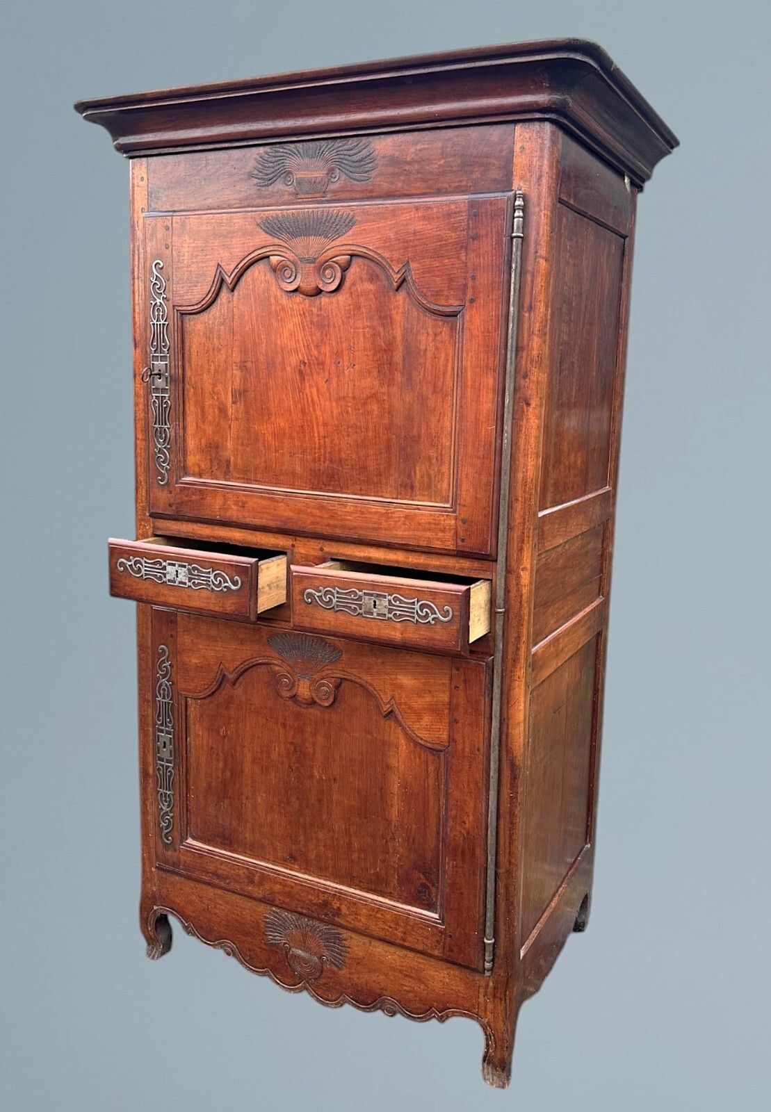 18th Century French Walnut Armoire / Walnut Wardrobe photo 535.0