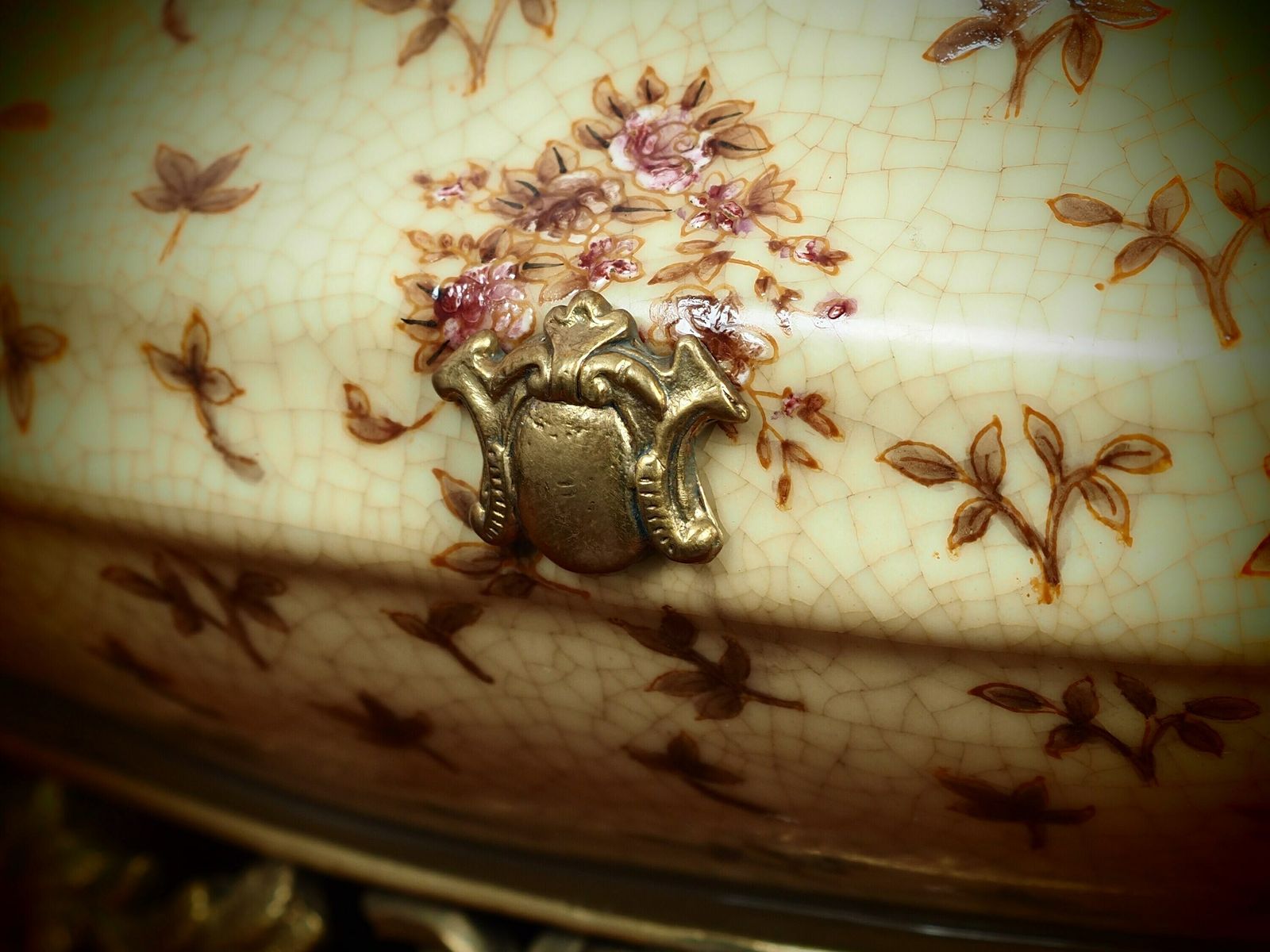 Antiqua Porcelain Bowl With Ornate Bronze Handles – Timeless Elegance For Your Home photo vinterior