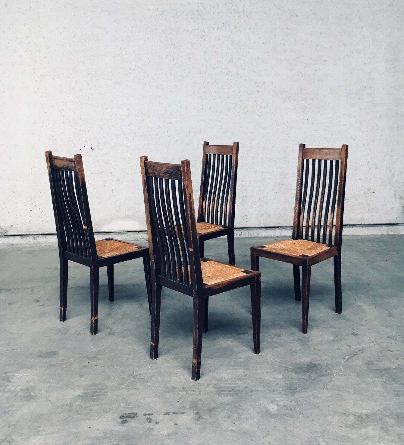 Stoelen In De Stijl Van Het Vroeg 20e Eeuwse Nederlandse Modernisme, Ontworpen Door Een Architect photo Meubels