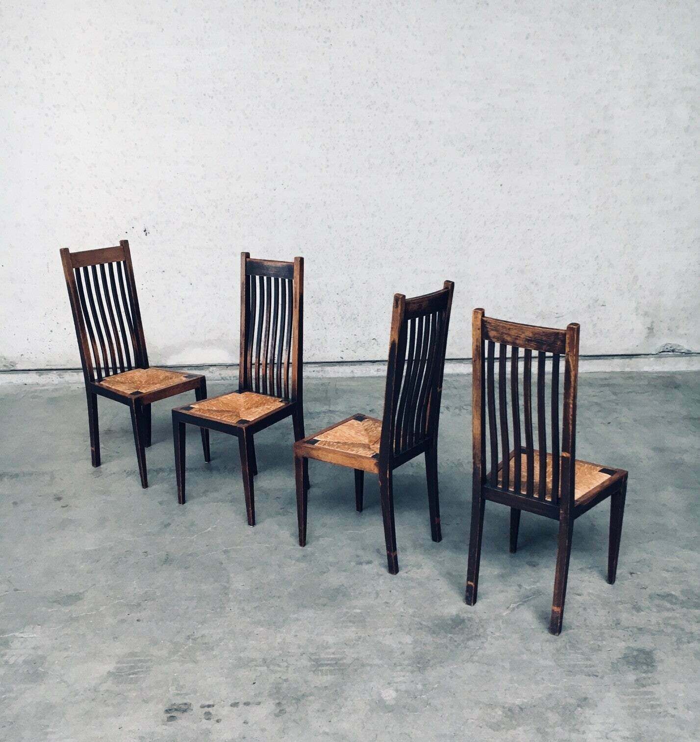 photo buy Stoelen In De Stijl Van Het Vroeg 20e Eeuwse Nederlandse Modernisme, Ontworpen Door Een Architect