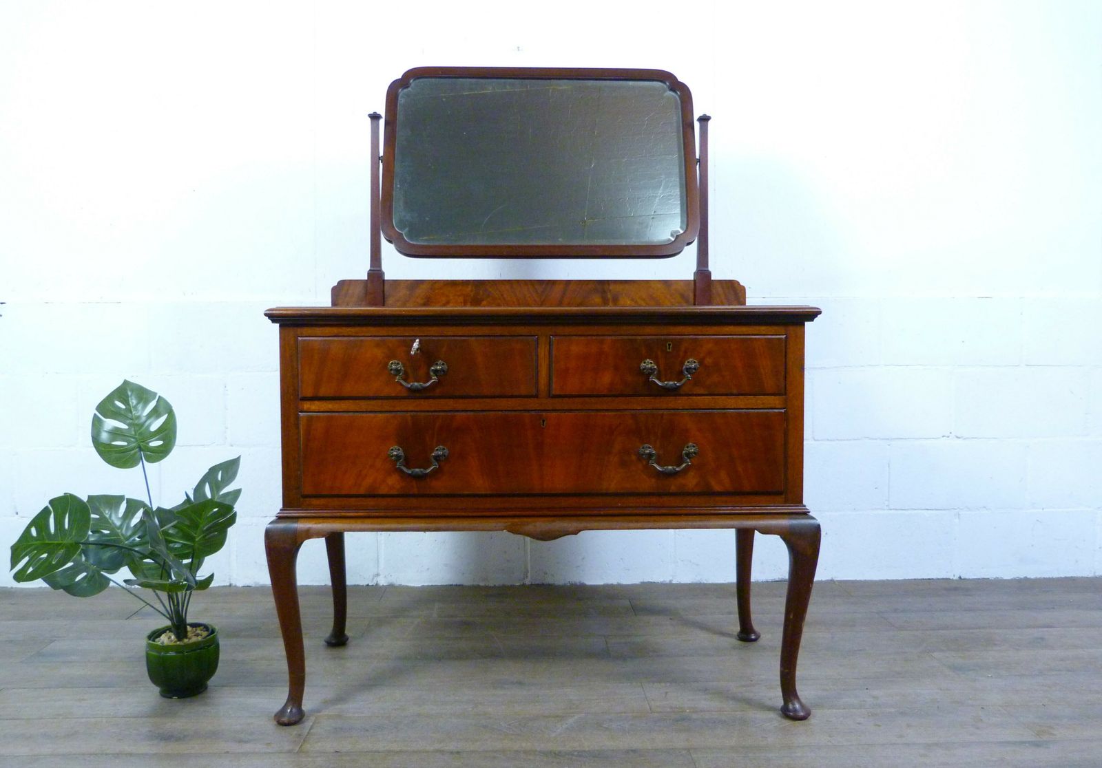 Early 20th Century Mahogany Dressing Table On Cabriolet Legs
