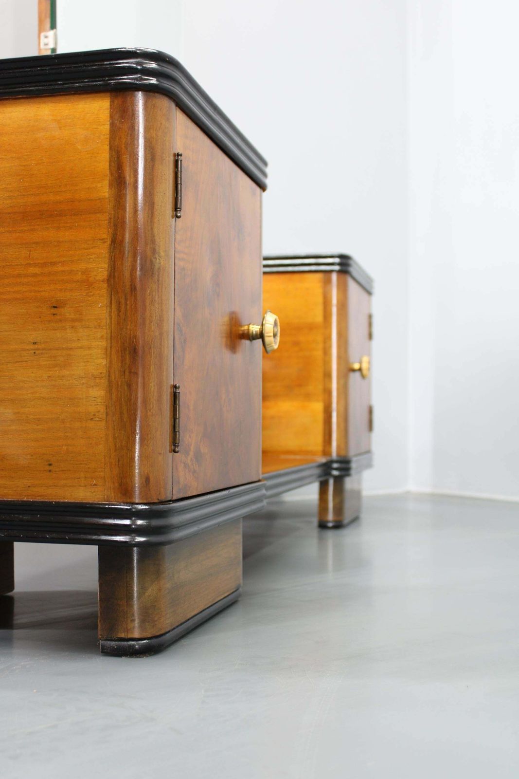 857.0 1940s Italian Art Deco Mirror Cabinet In Walnut Finish photo
