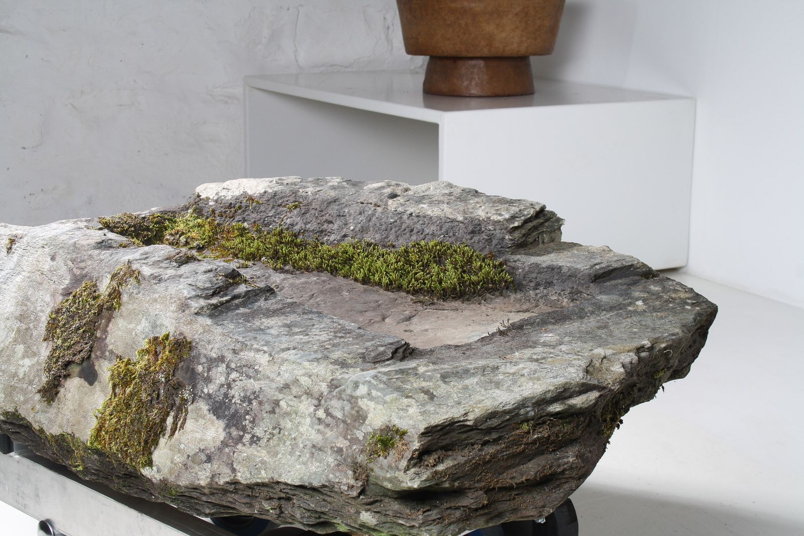 photo vinterior Large 17th Century Stone Trough Garden Feature Weathered Moss Bonsai Carved Stone