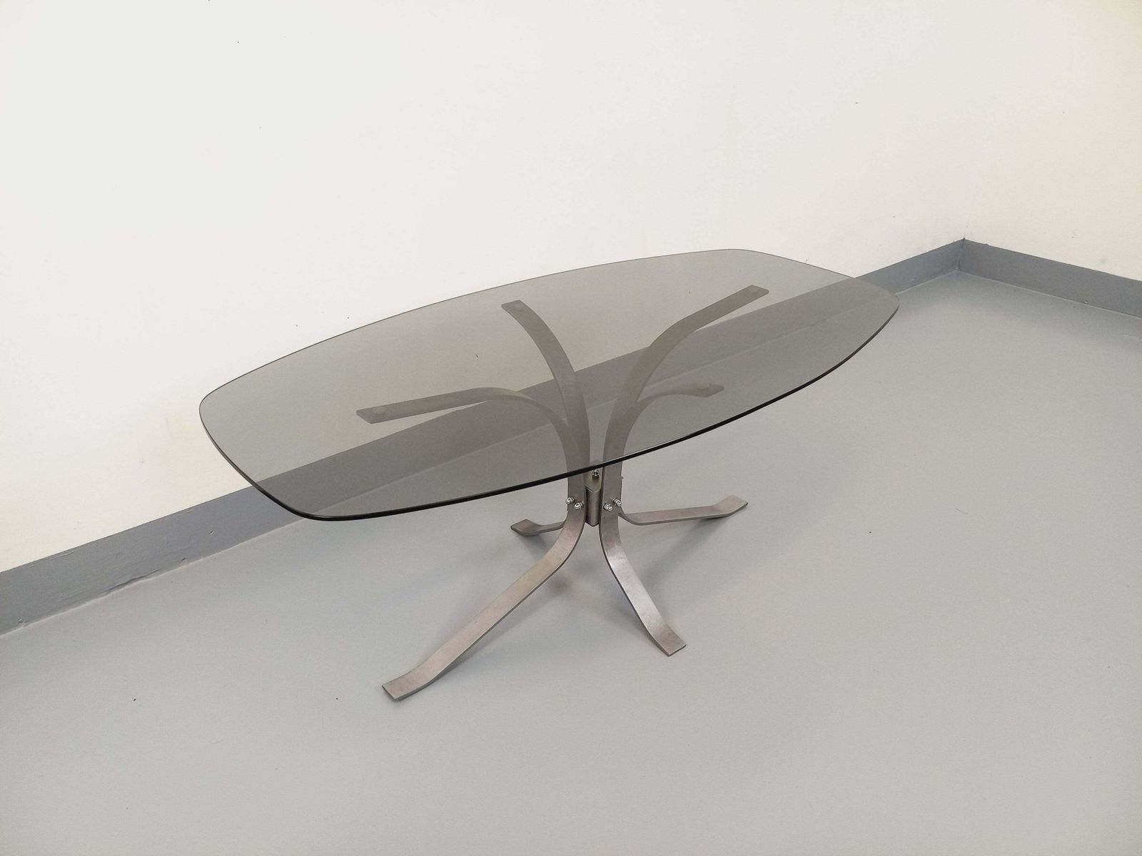 Table basse ovale en métal et verre fumé photo 448.0