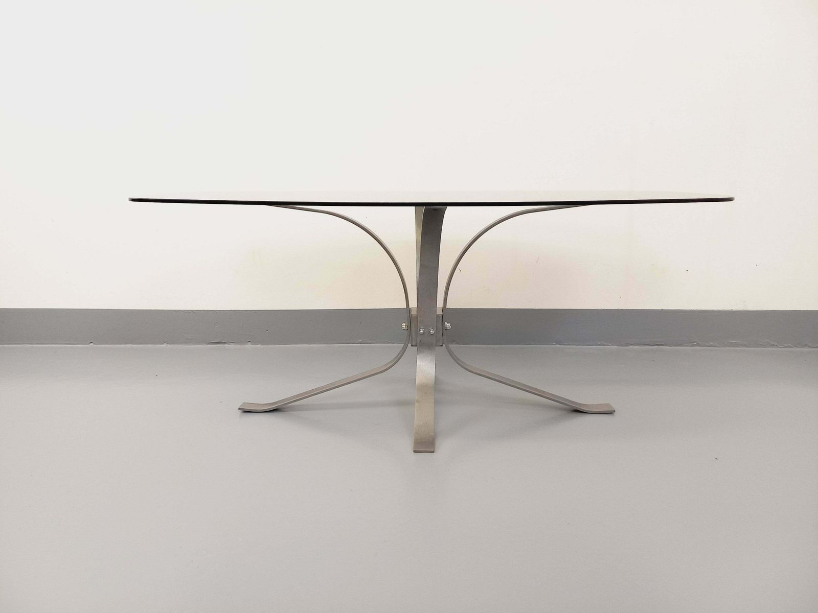 photo for sale Table basse ovale en métal et verre fumé