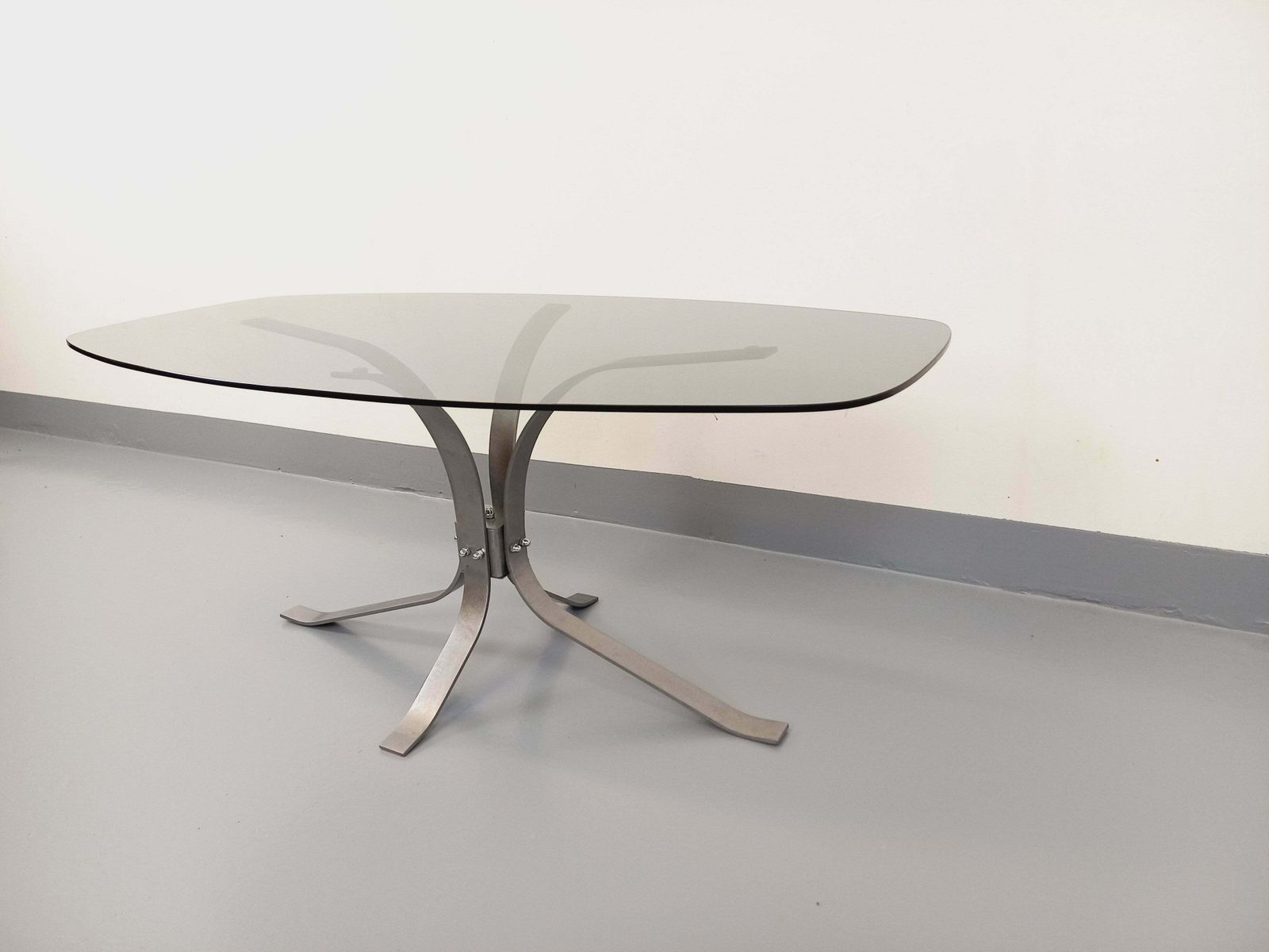 photo vinterior Table basse ovale en métal et verre fumé