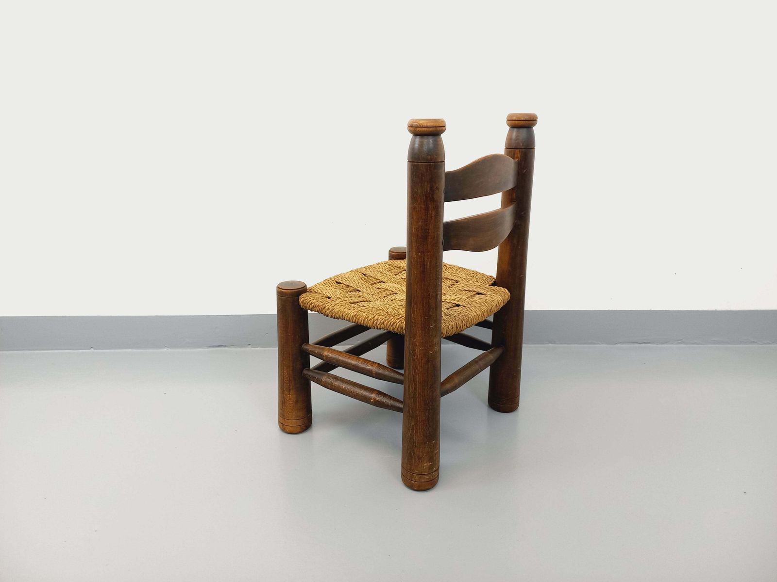 photo furniture Fauteuil bas brutaliste Charles Dudouyt en bois