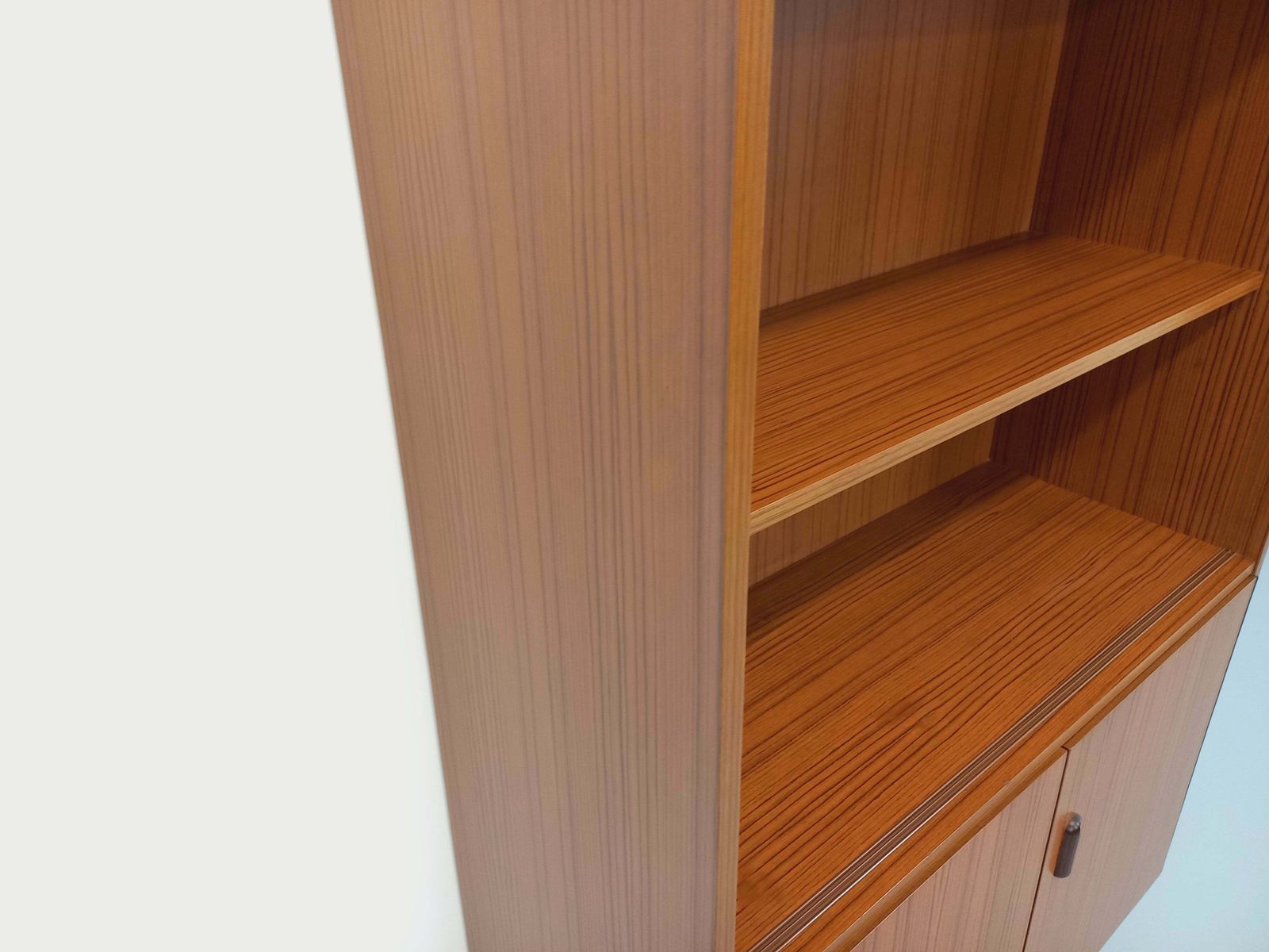 photo vintage Scandinavian Style Bookcase In Melamine And Teak
