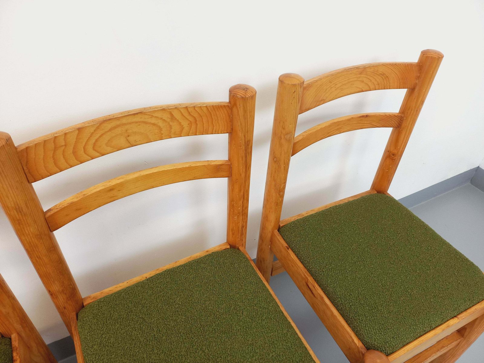 4 chaises en pin et tissu bouclette kaki photo Mobilier