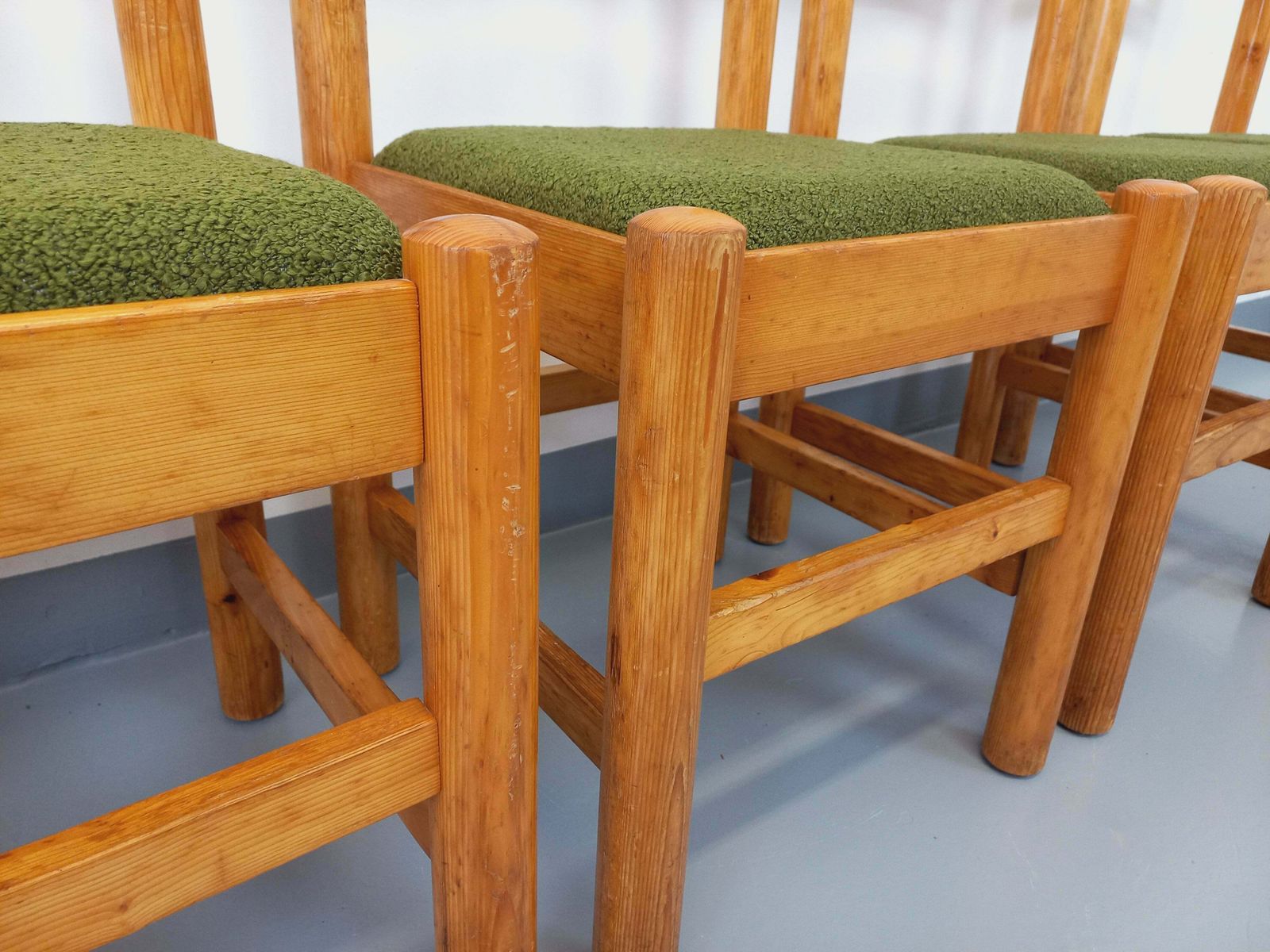 4 chaises en pin et tissu bouclette kaki photo 1376.0