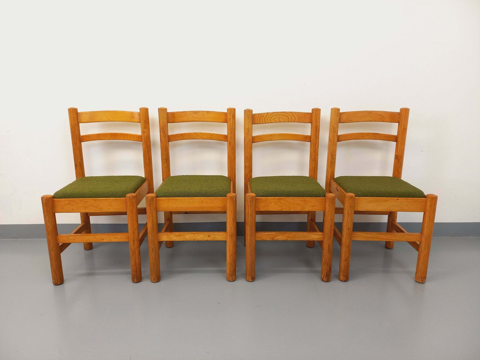 photo furniture 4 chaises en pin et tissu bouclette kaki