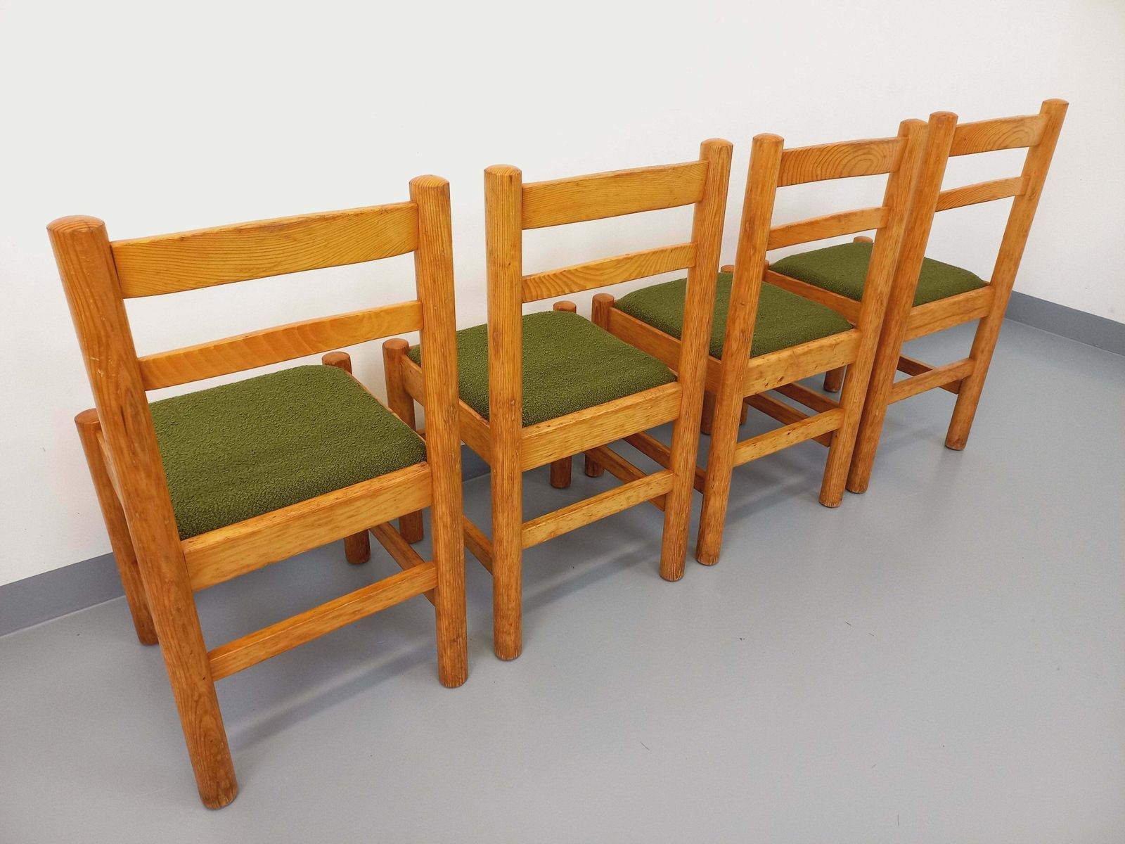 photo for sale 4 chaises en pin et tissu bouclette kaki
