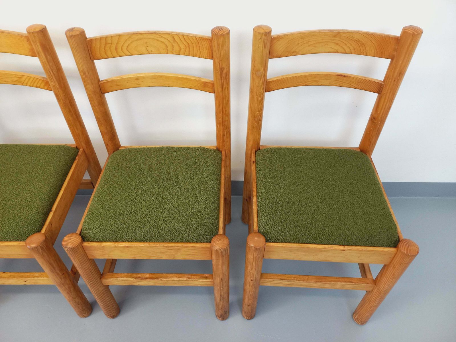 Mobilier 4 chaises en pin et tissu bouclette kaki photo