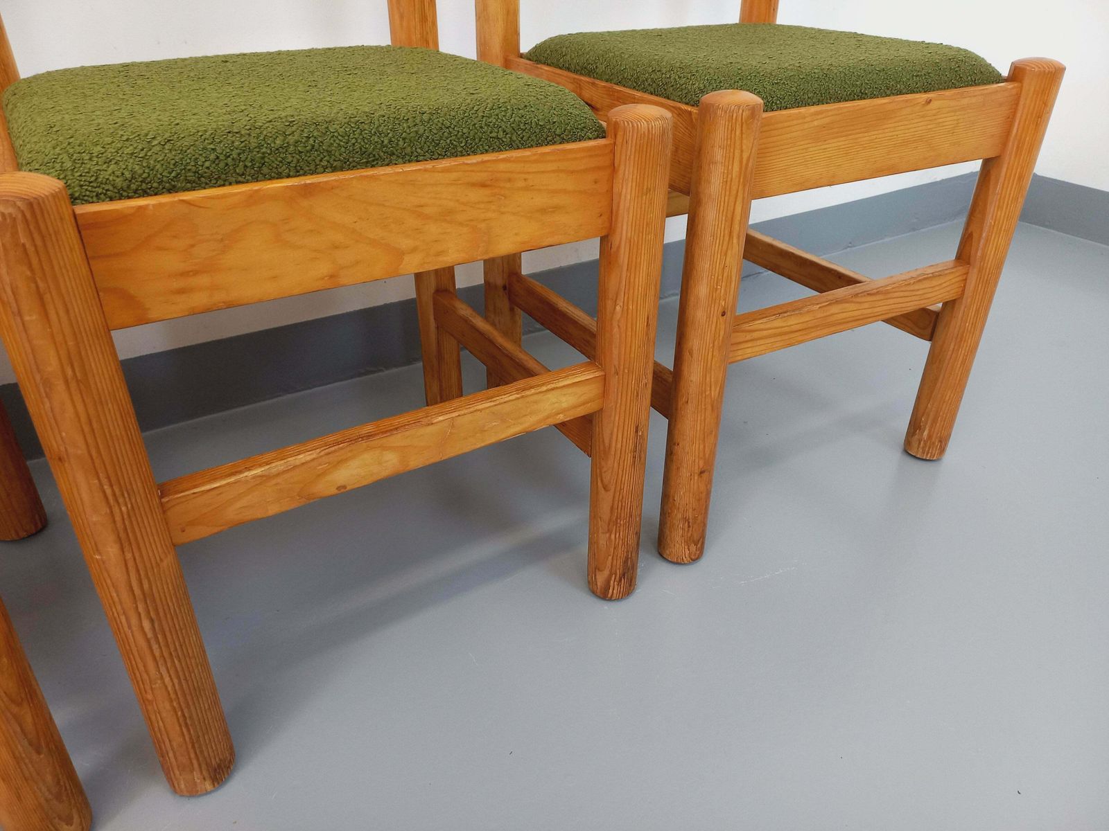 photo buy 4 chaises en pin et tissu bouclette kaki