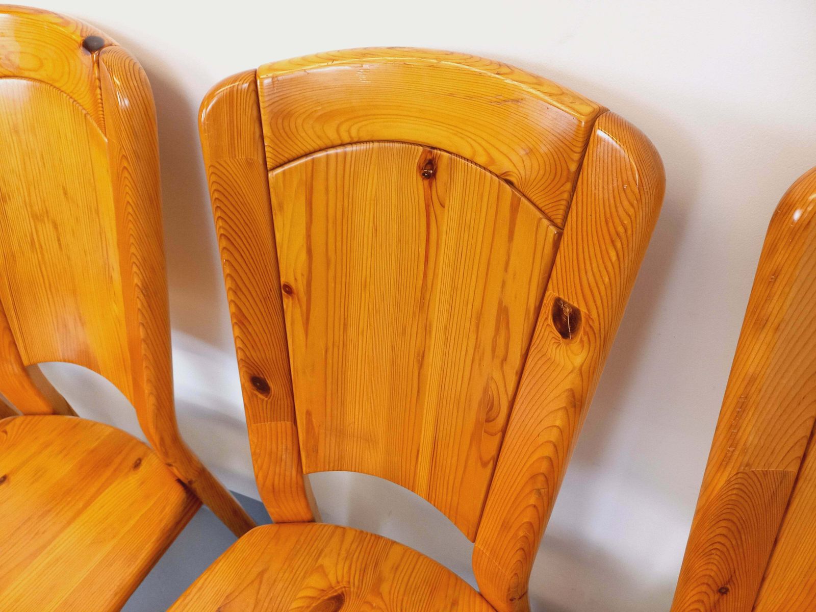 4 chaises pour Les Arcs en pin, attribuées à Charlotte Perriand photo 1376.0
