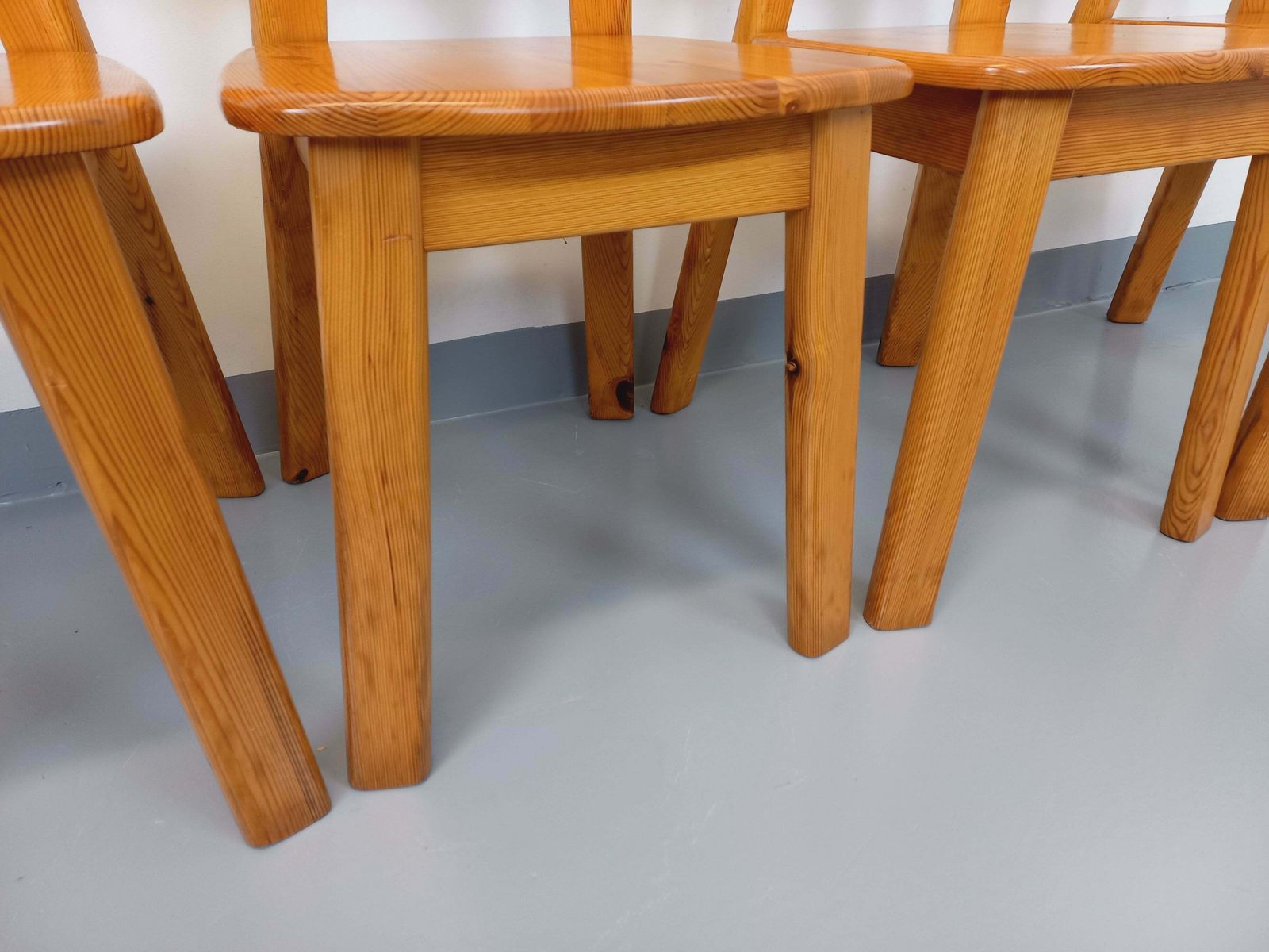 4 chaises pour Les Arcs en pin, attribuées à Charlotte Perriand photo buy