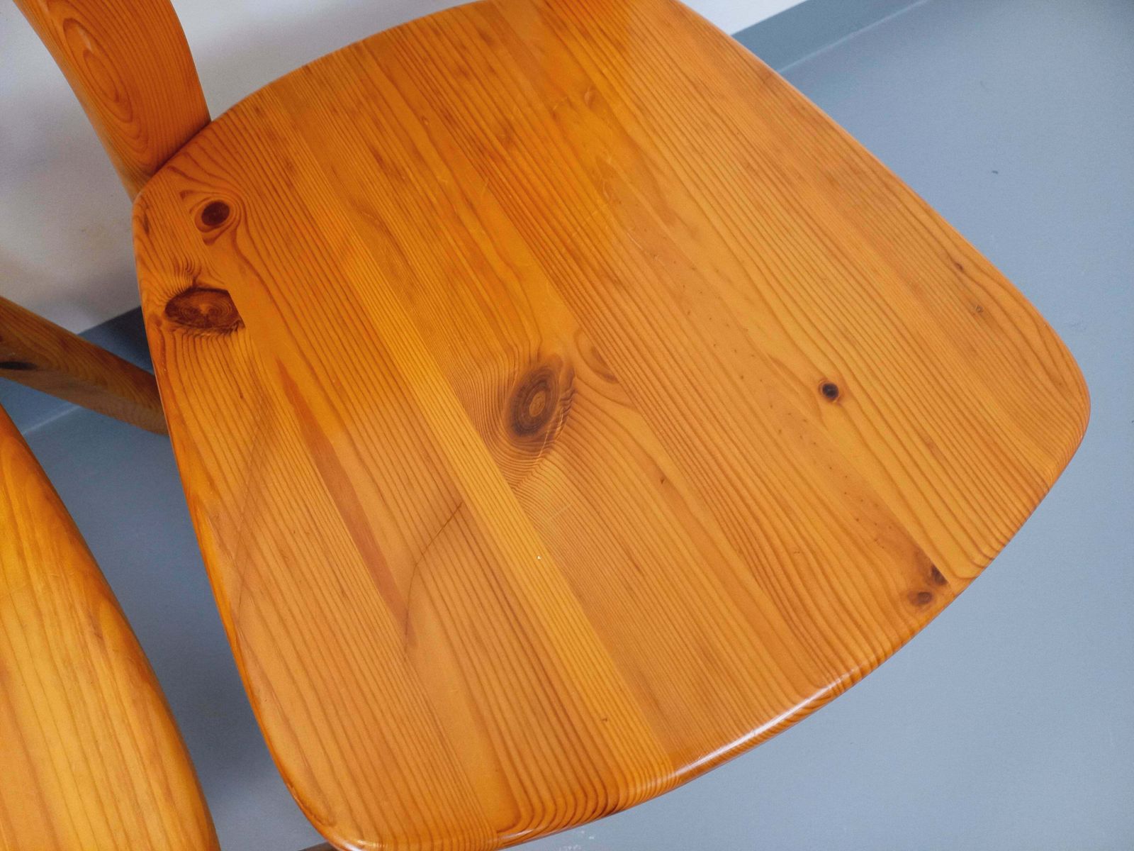 Mobilier 4 chaises pour Les Arcs en pin, attribuées à Charlotte Perriand photo