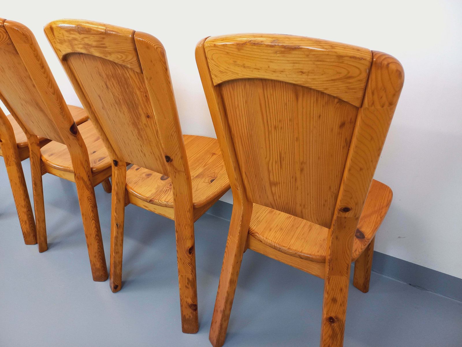 photo buy 4 Charlotte Perriand Chairs For Les Arcs In Pine
