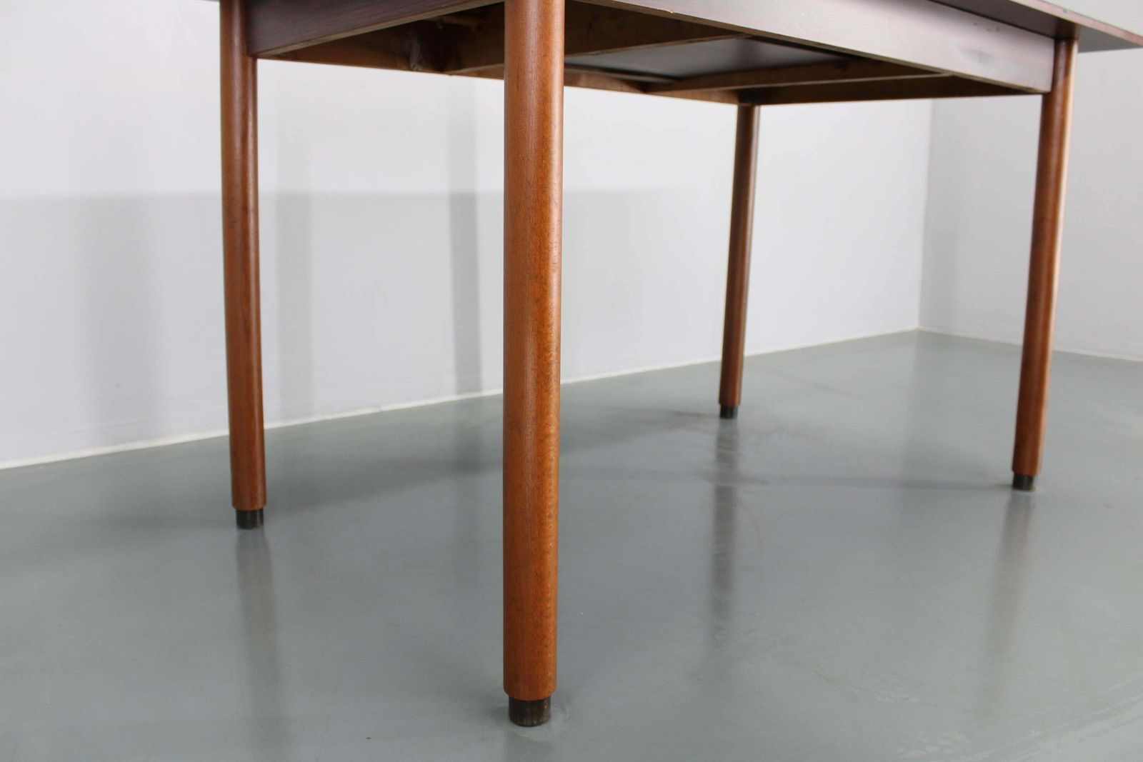 photo furniture 1970s Italian Extendable Dining Table