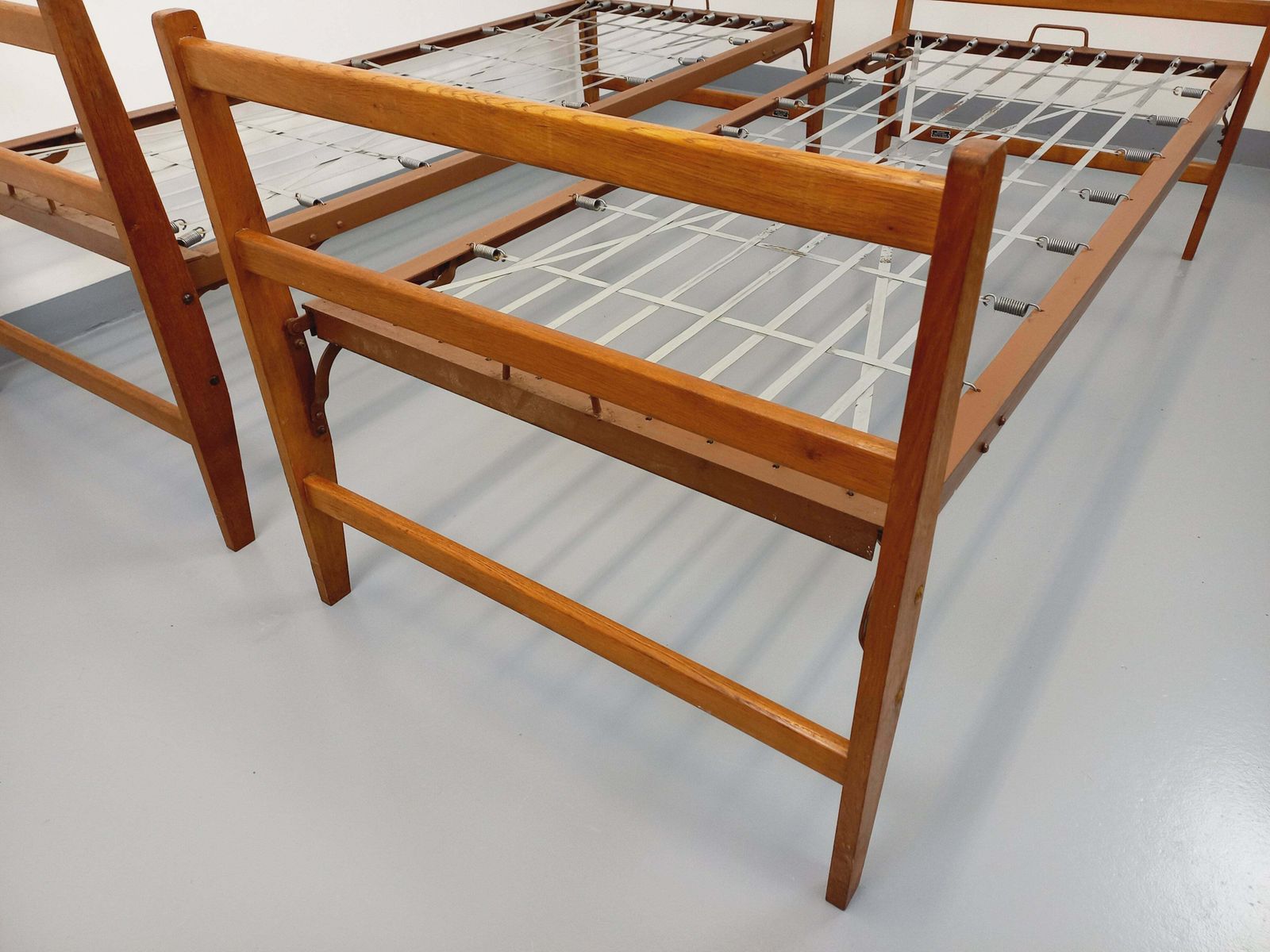 Mobilier 2 méridiennes empilables en chêne et métal photo