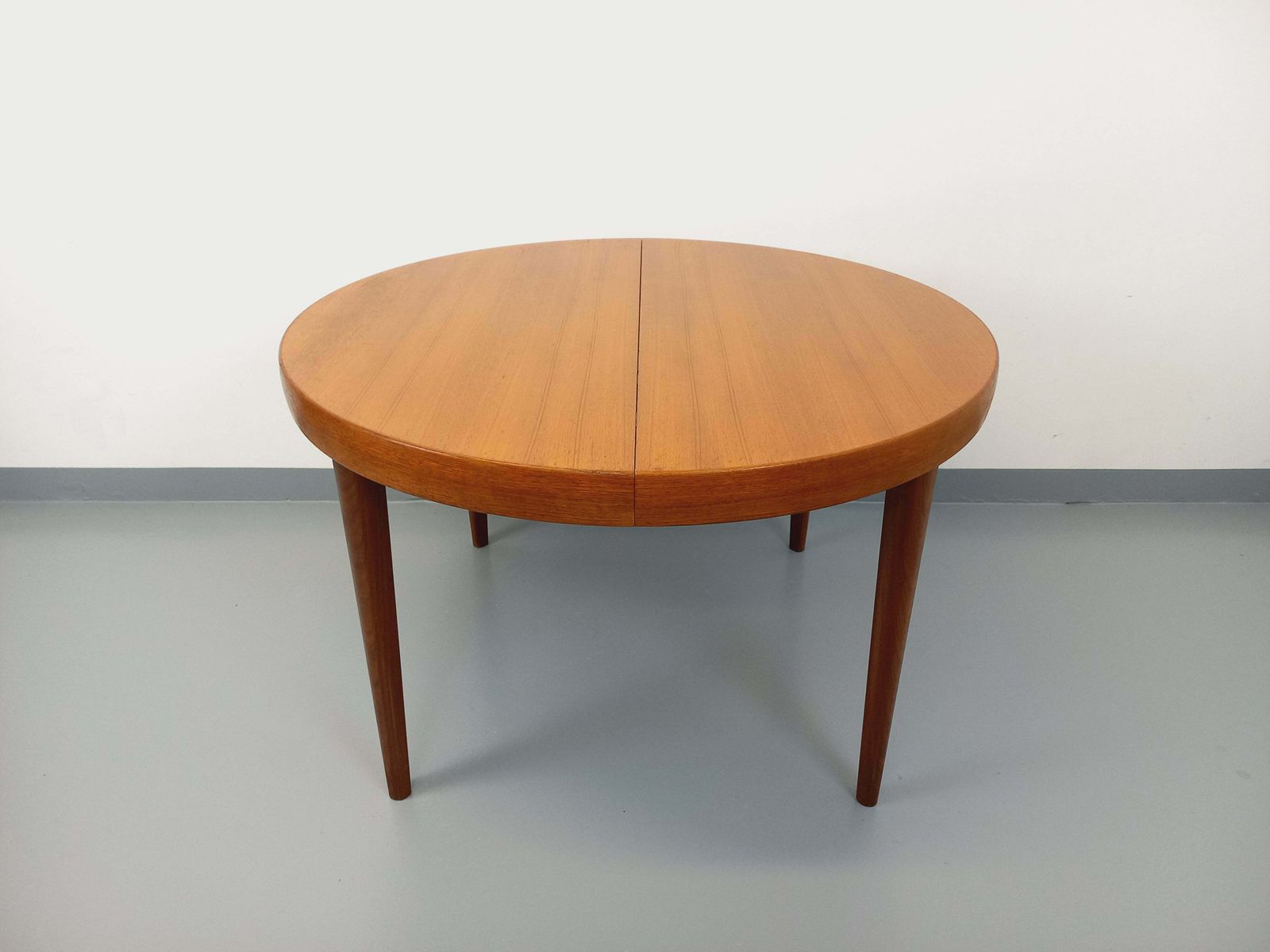Table ronde scandinave en teck avec 2 rallonges intégrées photo furniture